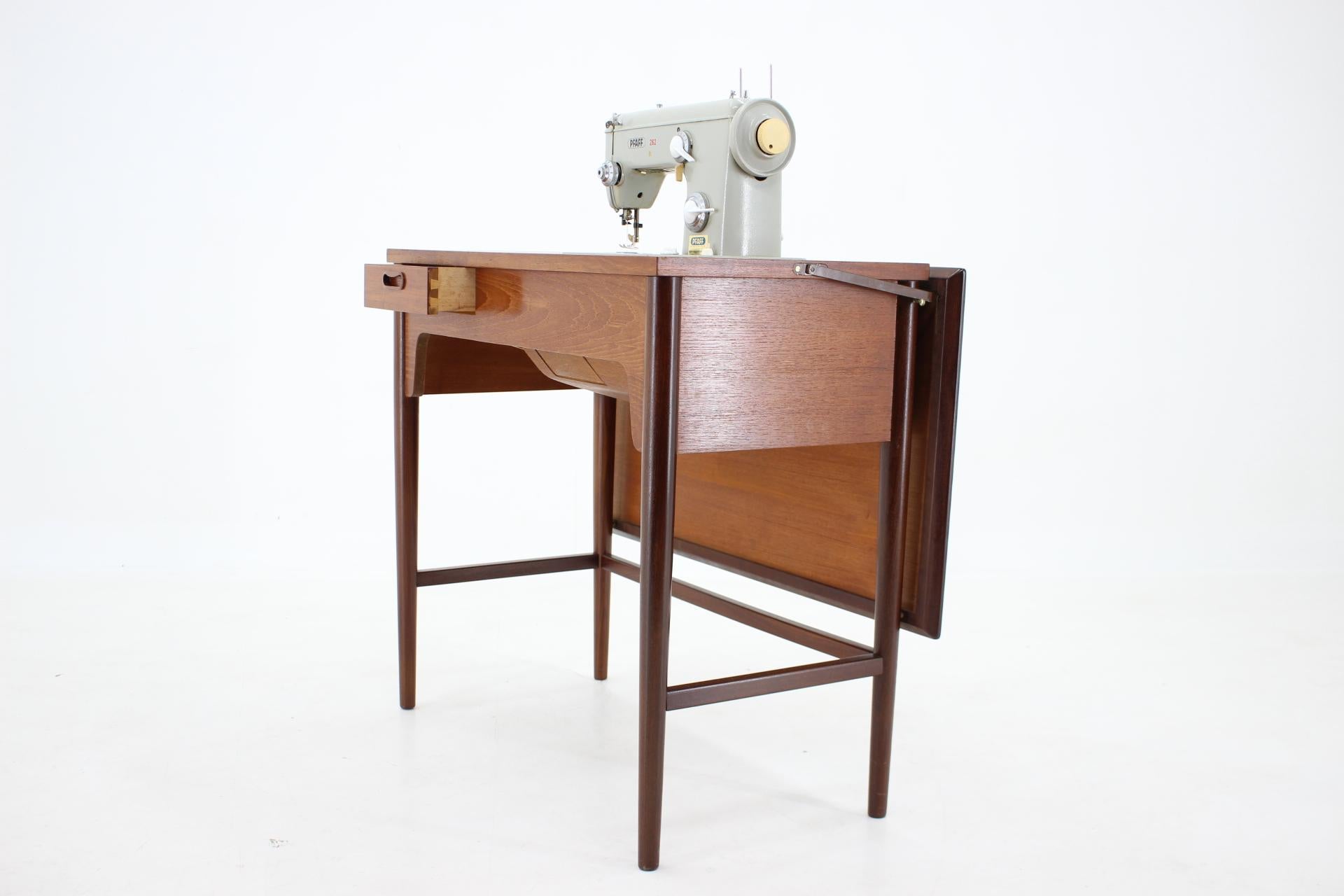 Mid-Century Modern Table de couture en teck des années 1960 ou table avec machine à coudre intégrée, Danemark en vente