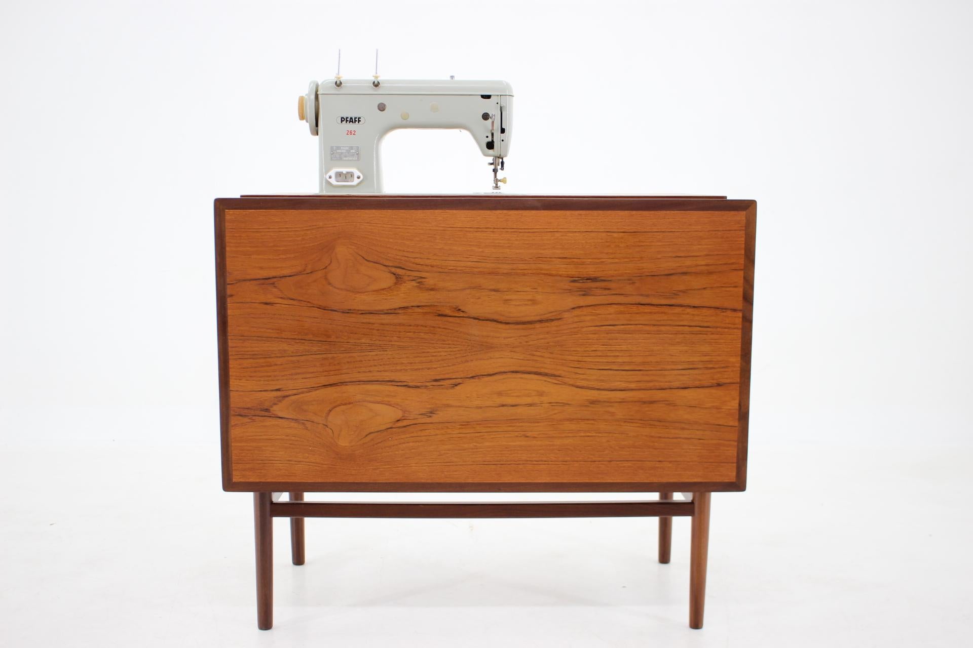 Danois Table de couture en teck des années 1960 ou table avec machine à coudre intégrée, Danemark en vente