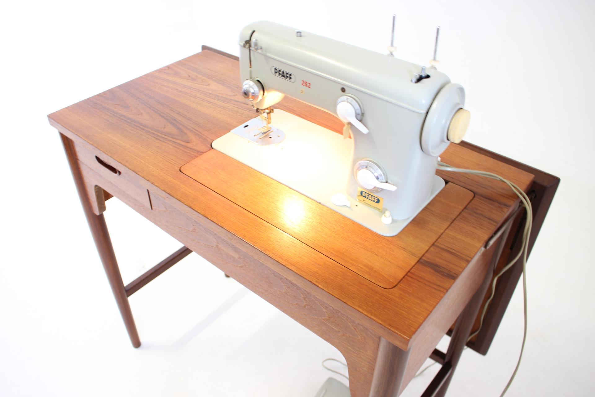Milieu du XXe siècle Table de couture en teck des années 1960 ou table avec machine à coudre intégrée, Danemark en vente