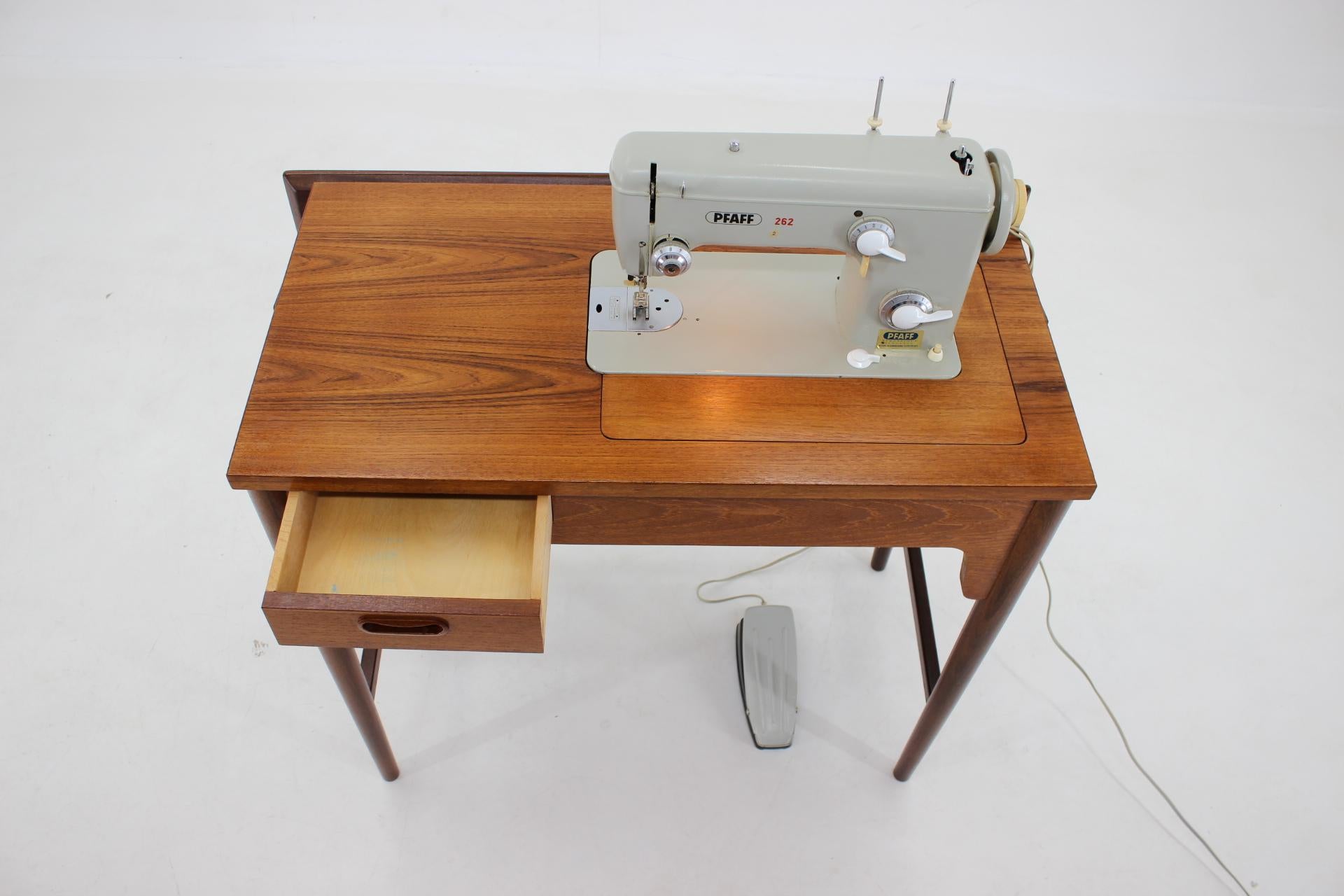 Teck Table de couture en teck des années 1960 ou table avec machine à coudre intégrée, Danemark en vente