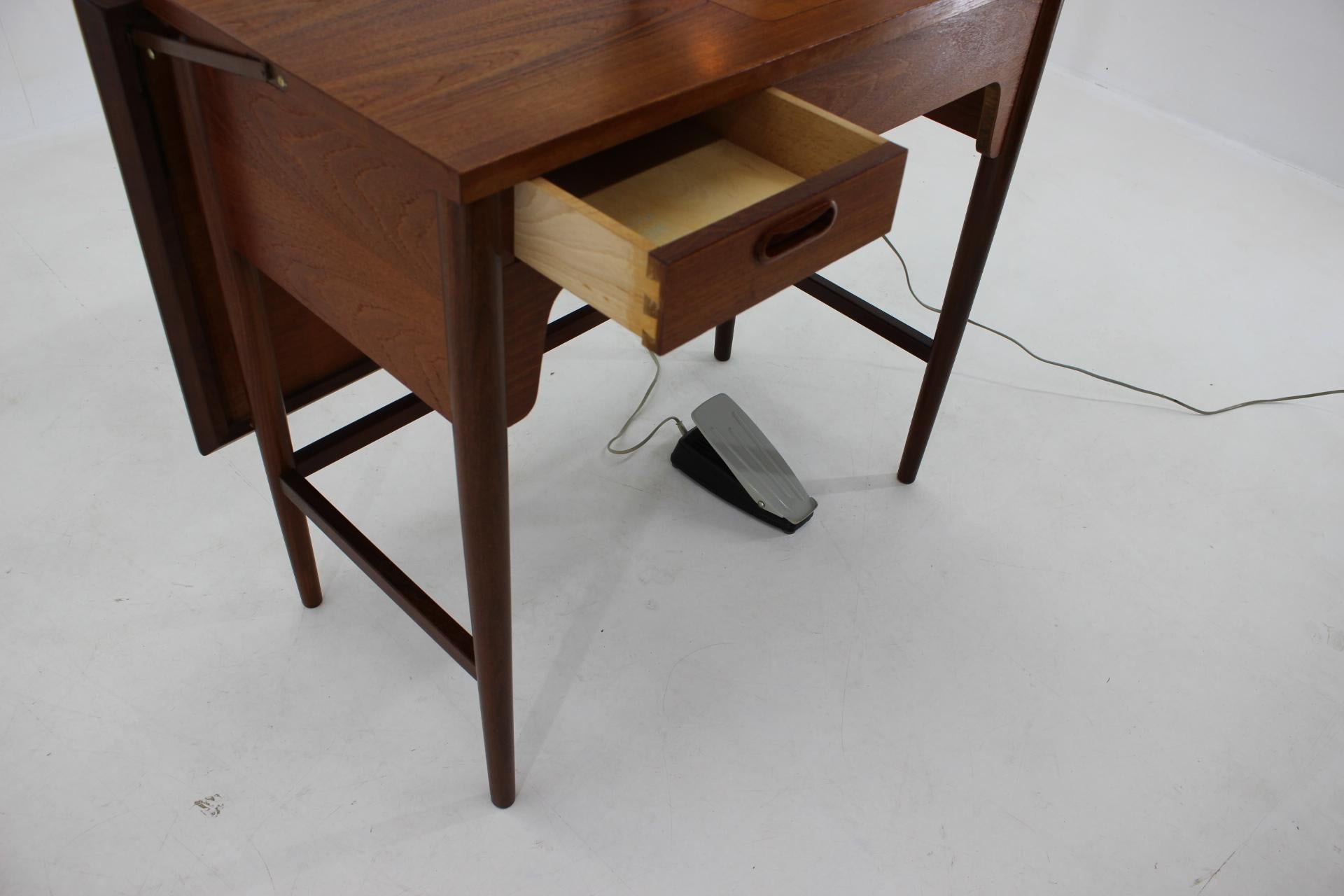 Table de couture en teck des années 1960 ou table avec machine à coudre intégrée, Danemark en vente 1