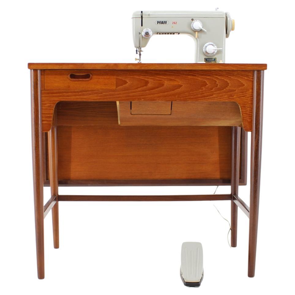 Table de couture en teck des années 1960 ou table avec machine à coudre intégrée, Danemark en vente