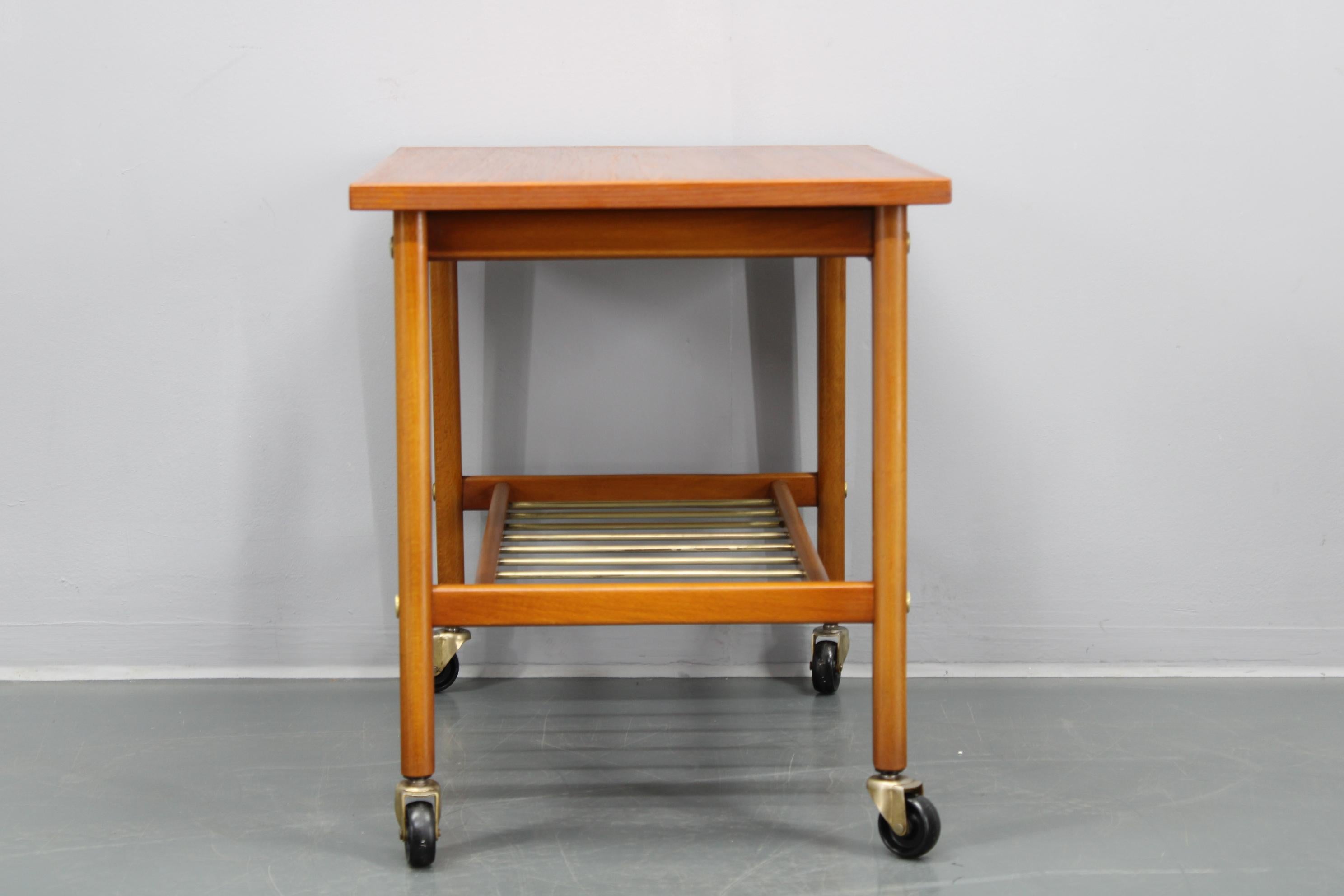 Mesa auxiliar de teca con ruedas, Dinamarca, años 60 en venta 3