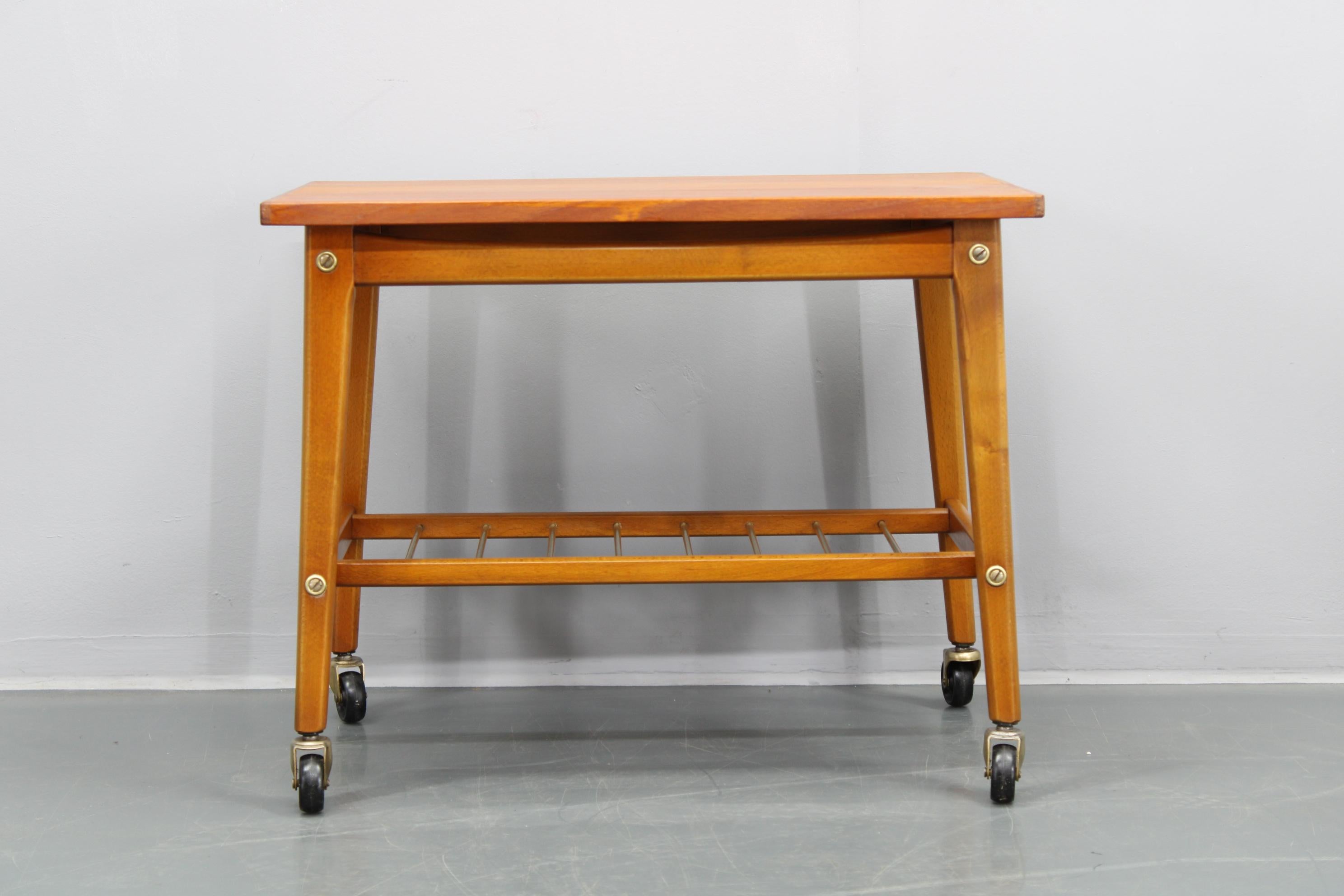 Mesa auxiliar de teca con ruedas, Dinamarca, años 60 en venta 4