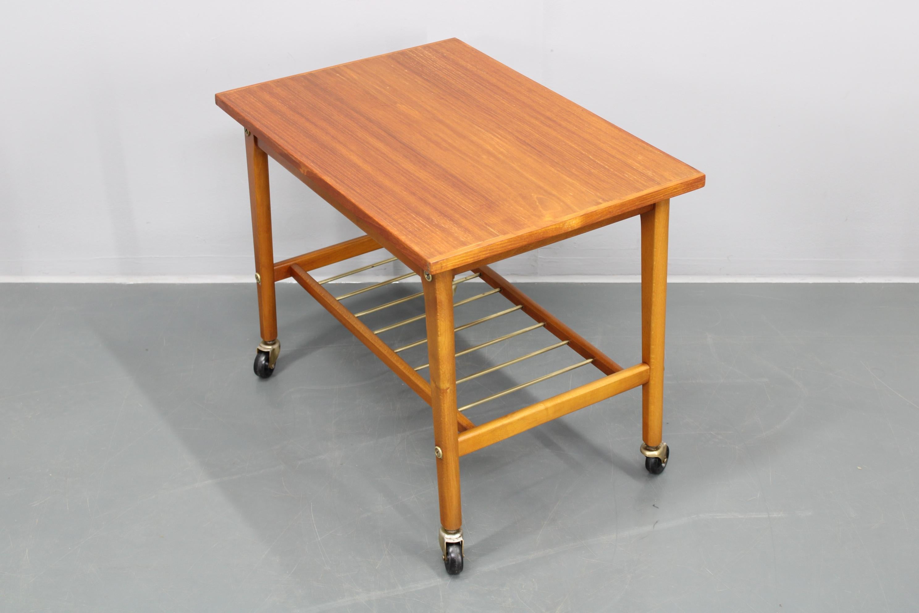 Mesa auxiliar de teca con ruedas, Dinamarca, años 60 en venta 5