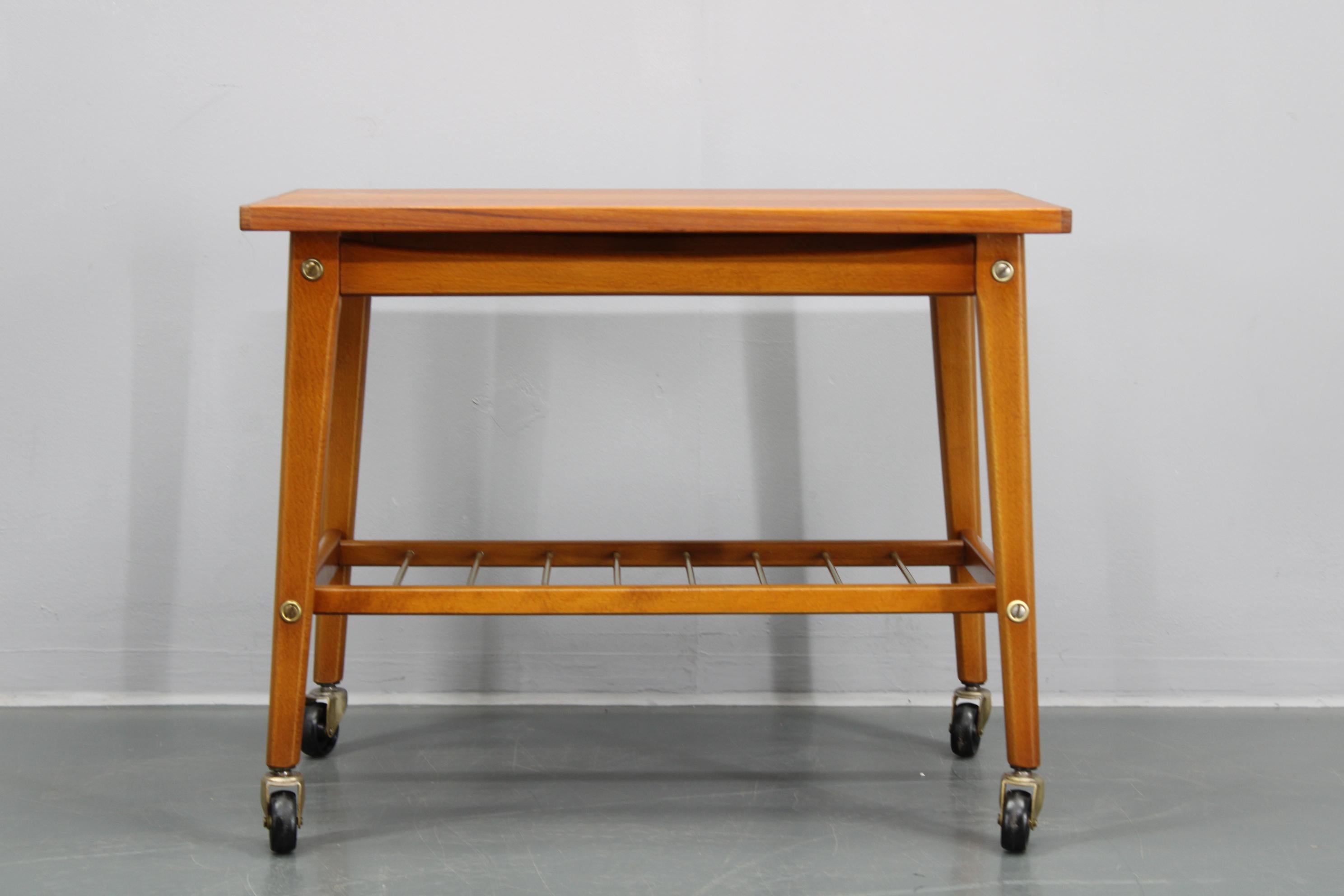 Mesa auxiliar de teca con ruedas, Dinamarca, años 60 Moderno de mediados de siglo en venta