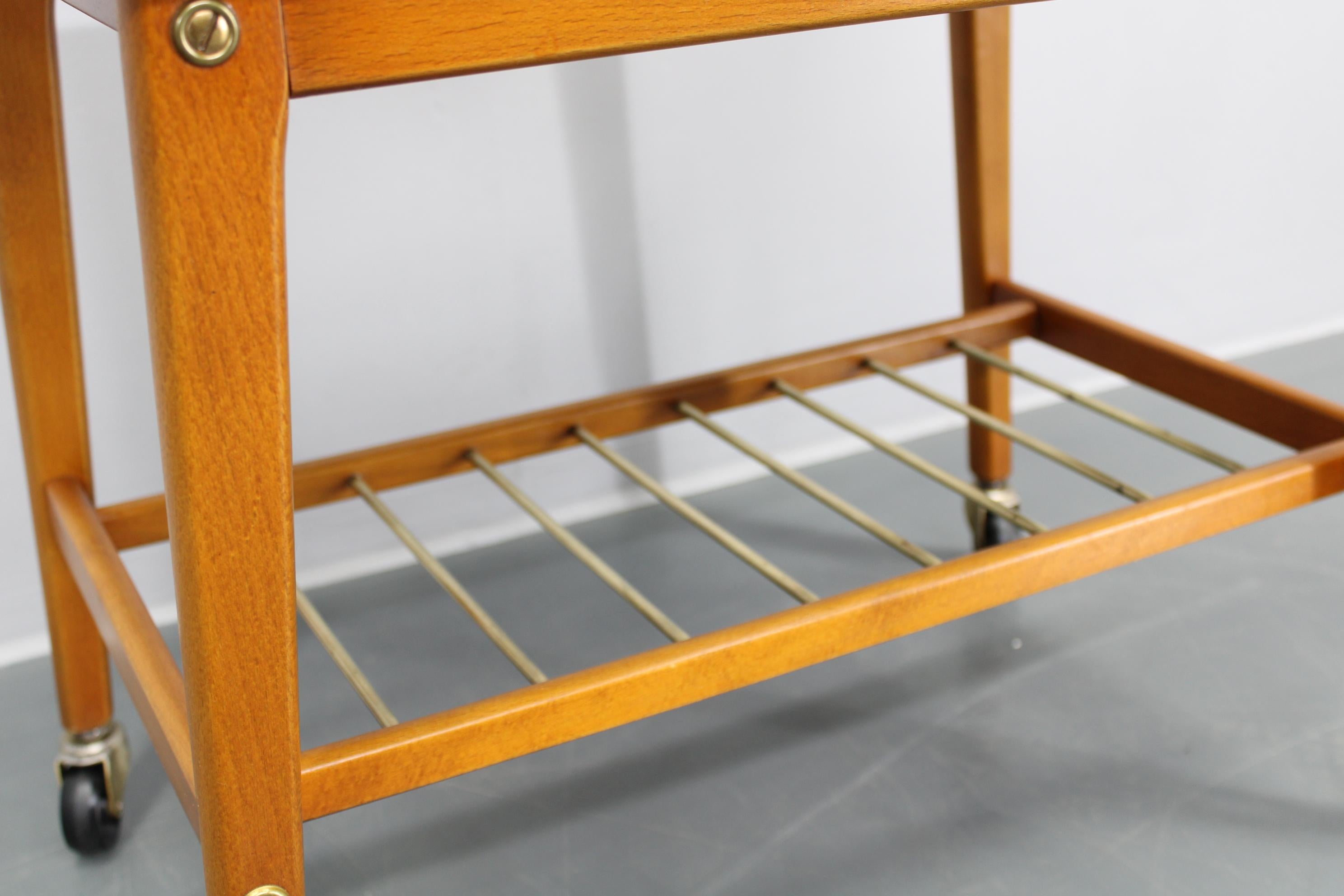 Mesa auxiliar de teca con ruedas, Dinamarca, años 60 en Bueno estado para la venta en Praha, CZ