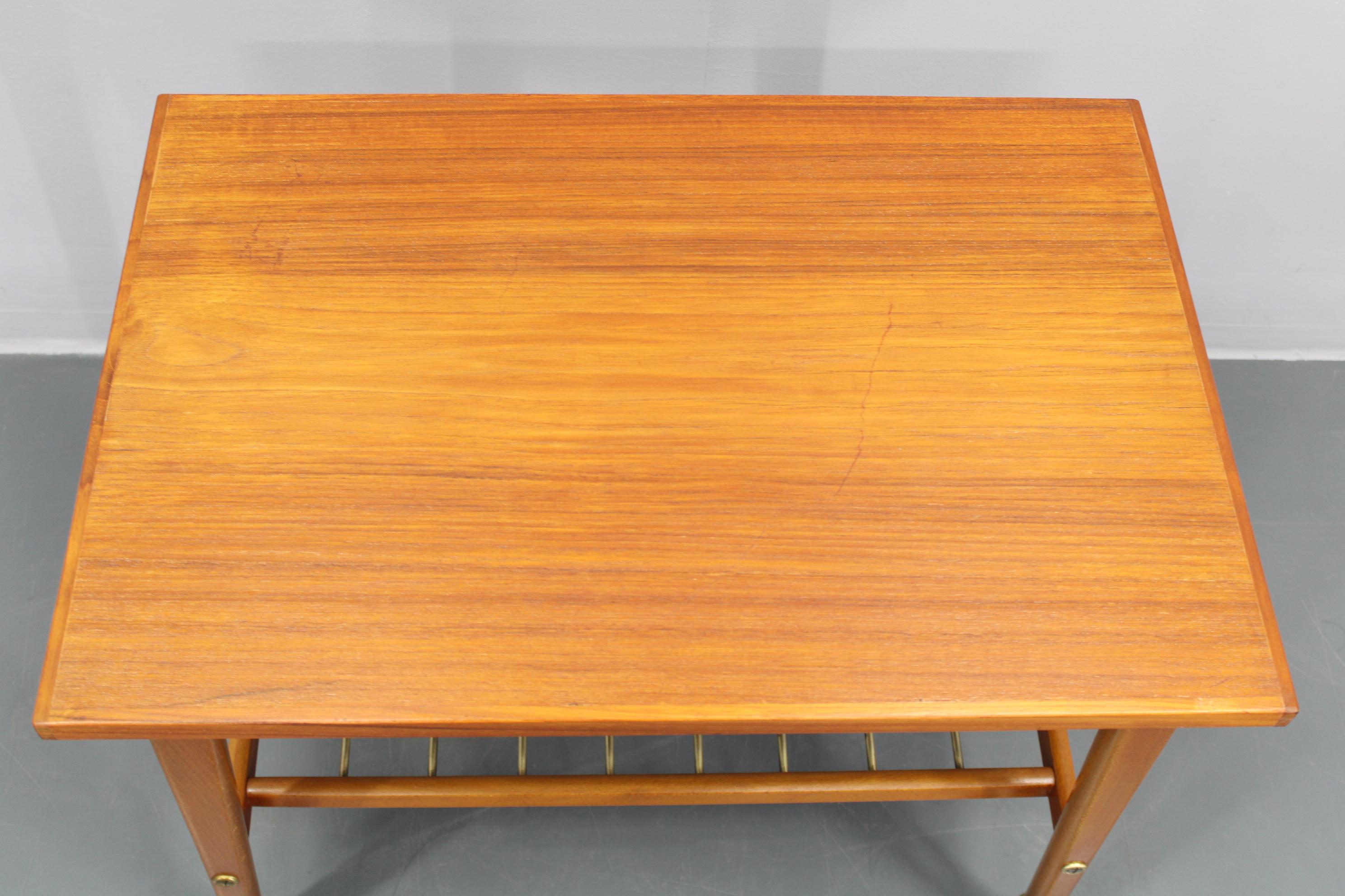 Mesa auxiliar de teca con ruedas, Dinamarca, años 60 siglo XX en venta