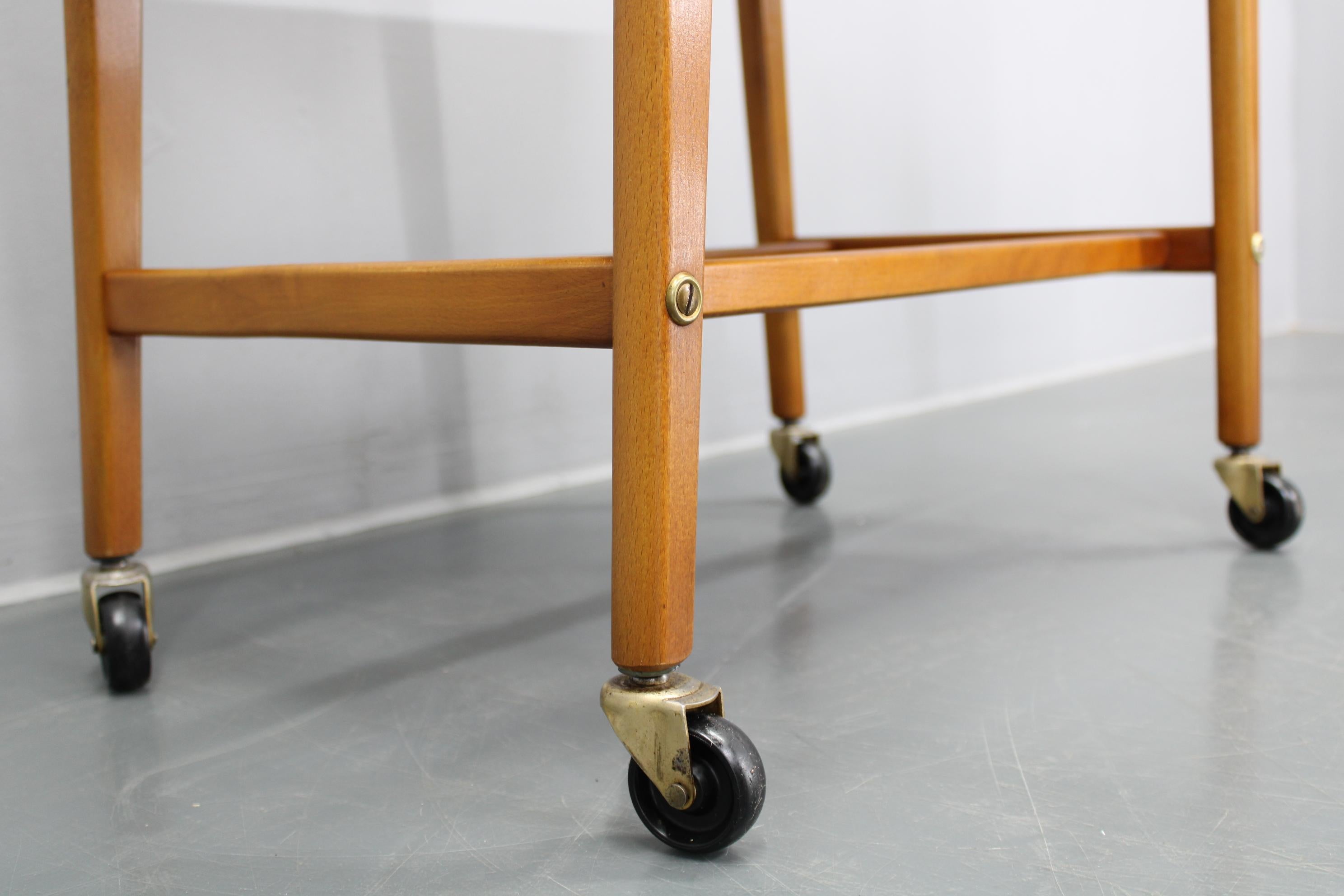 Mesa auxiliar de teca con ruedas, Dinamarca, años 60 Madera en venta