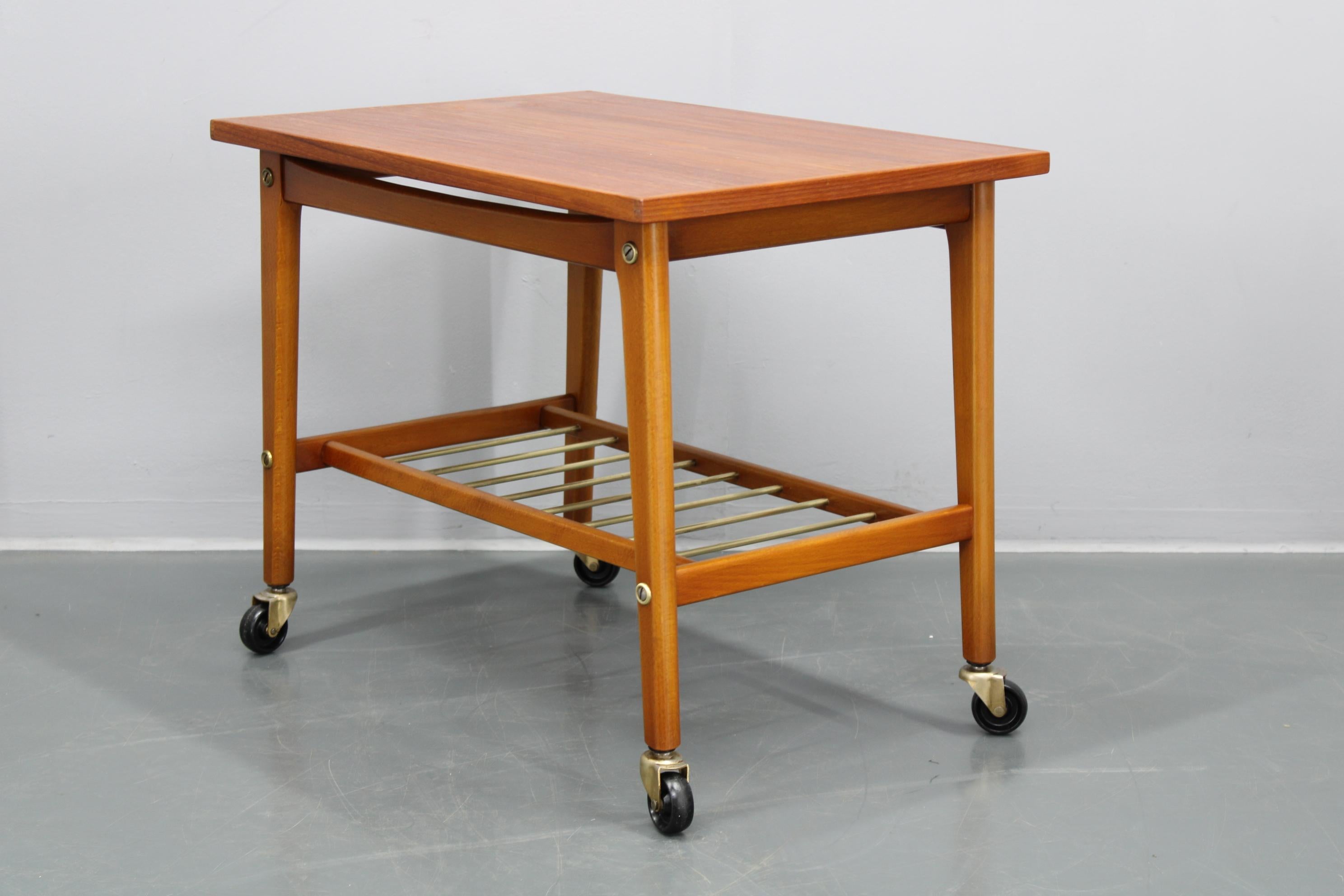 Mesa auxiliar de teca con ruedas, Dinamarca, años 60 en venta 2