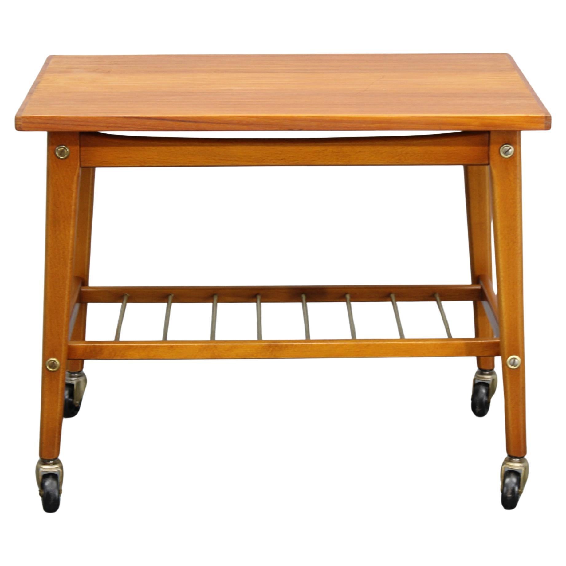 Mesa auxiliar de teca con ruedas, Dinamarca, años 60 en venta