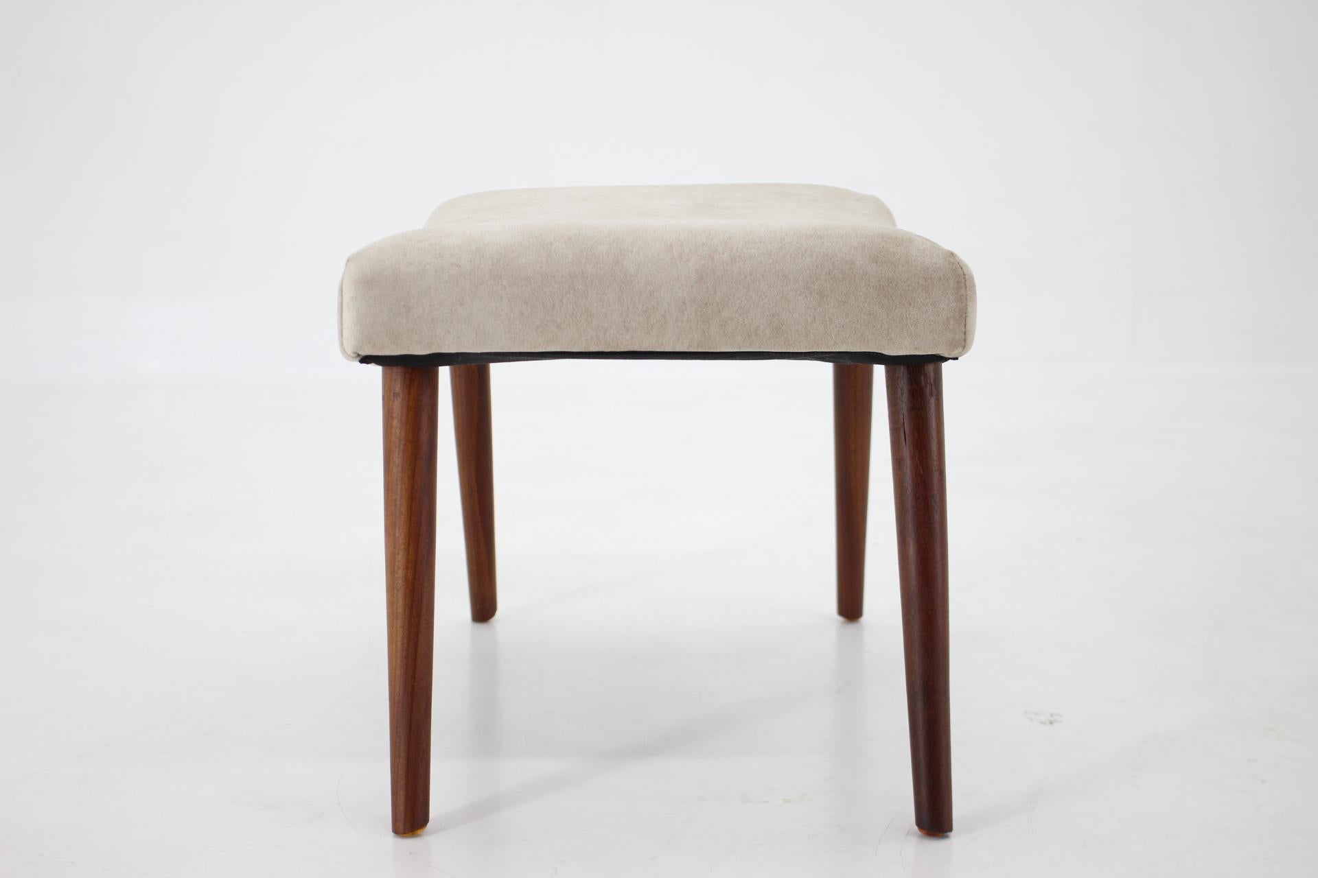 - newly upholstered in velvet fabric
- carefully refurbished 
- height of seat 34 cm.