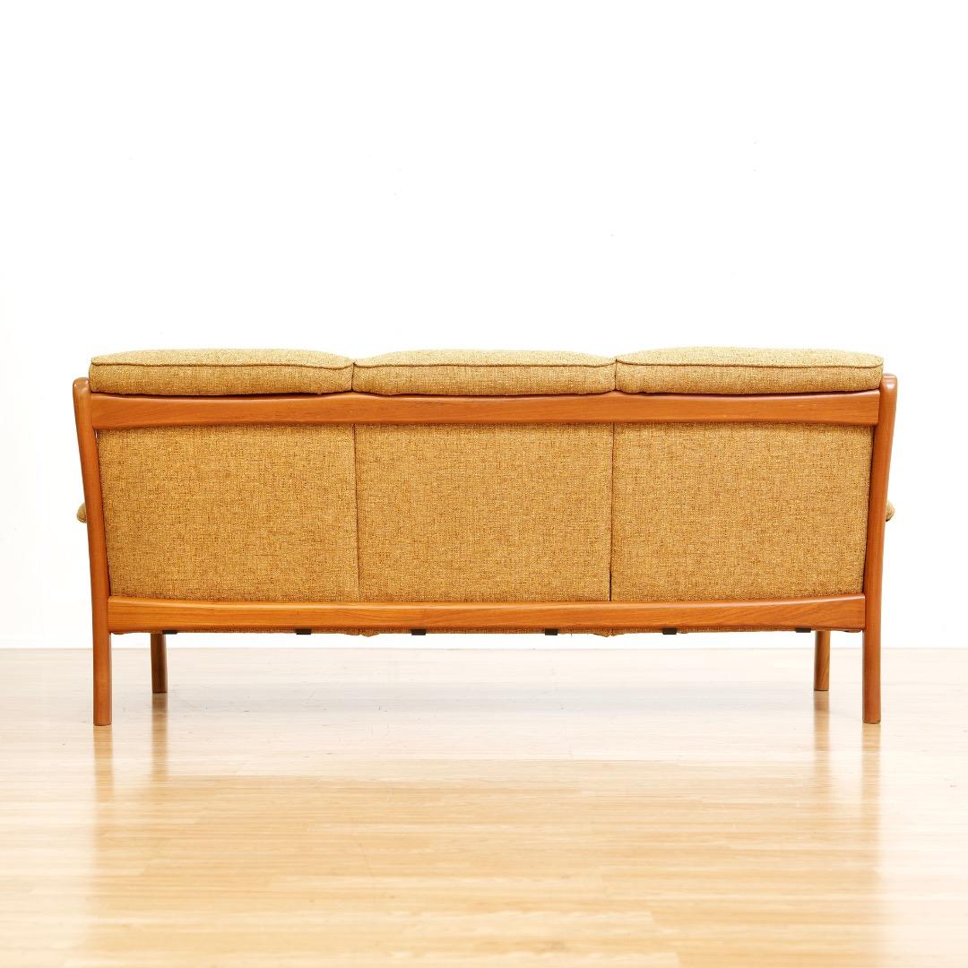 Sofá de tres plazas de teca de los años 60, por Dyrlund de Dinamarca mediados del siglo XX en venta