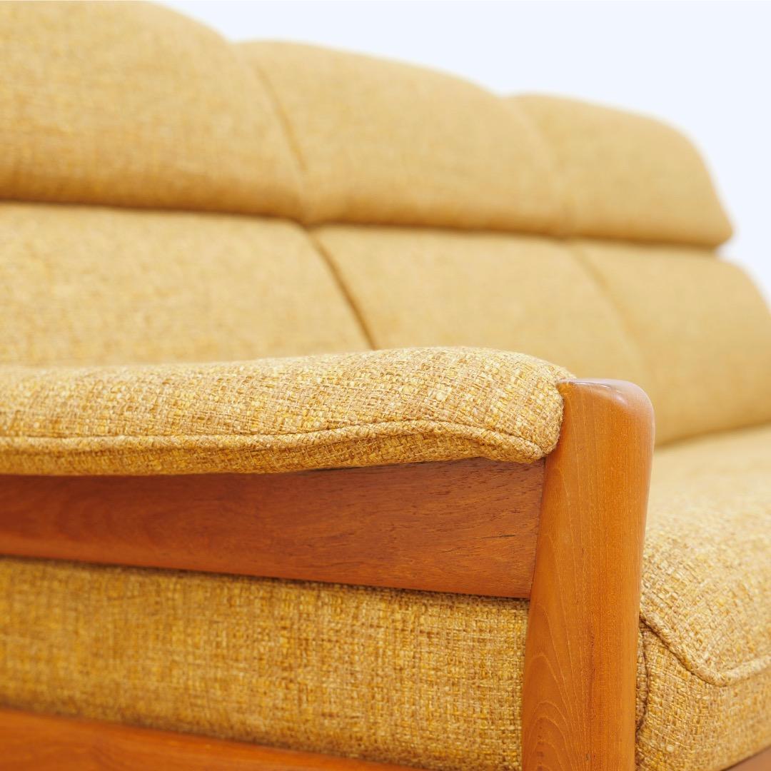 Sofá de tres plazas de teca de los años 60, por Dyrlund de Dinamarca en venta 1