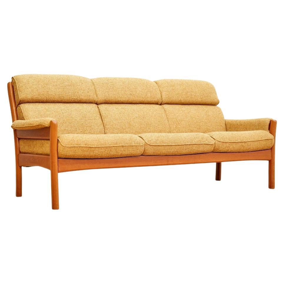 Sofá de tres plazas de teca de los años 60, por Dyrlund de Dinamarca en venta