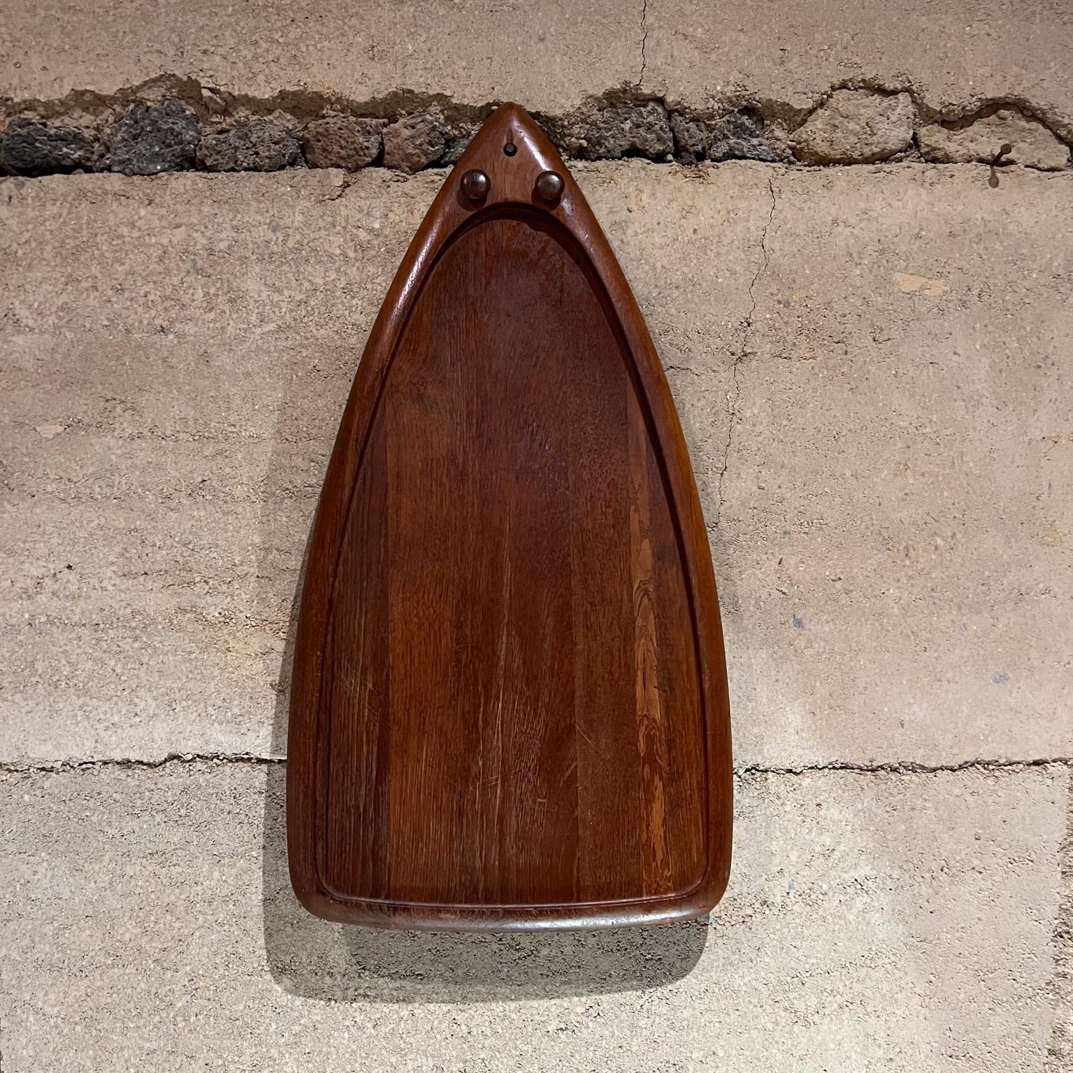 
Digsmed Denmark Teak Wood Tray Triangular
Hangable Cutting Board Surfboard Charcuterie
Signed
12.75 w x 24.5 long x 1d
Original vintage unrestored, refer to images listed.