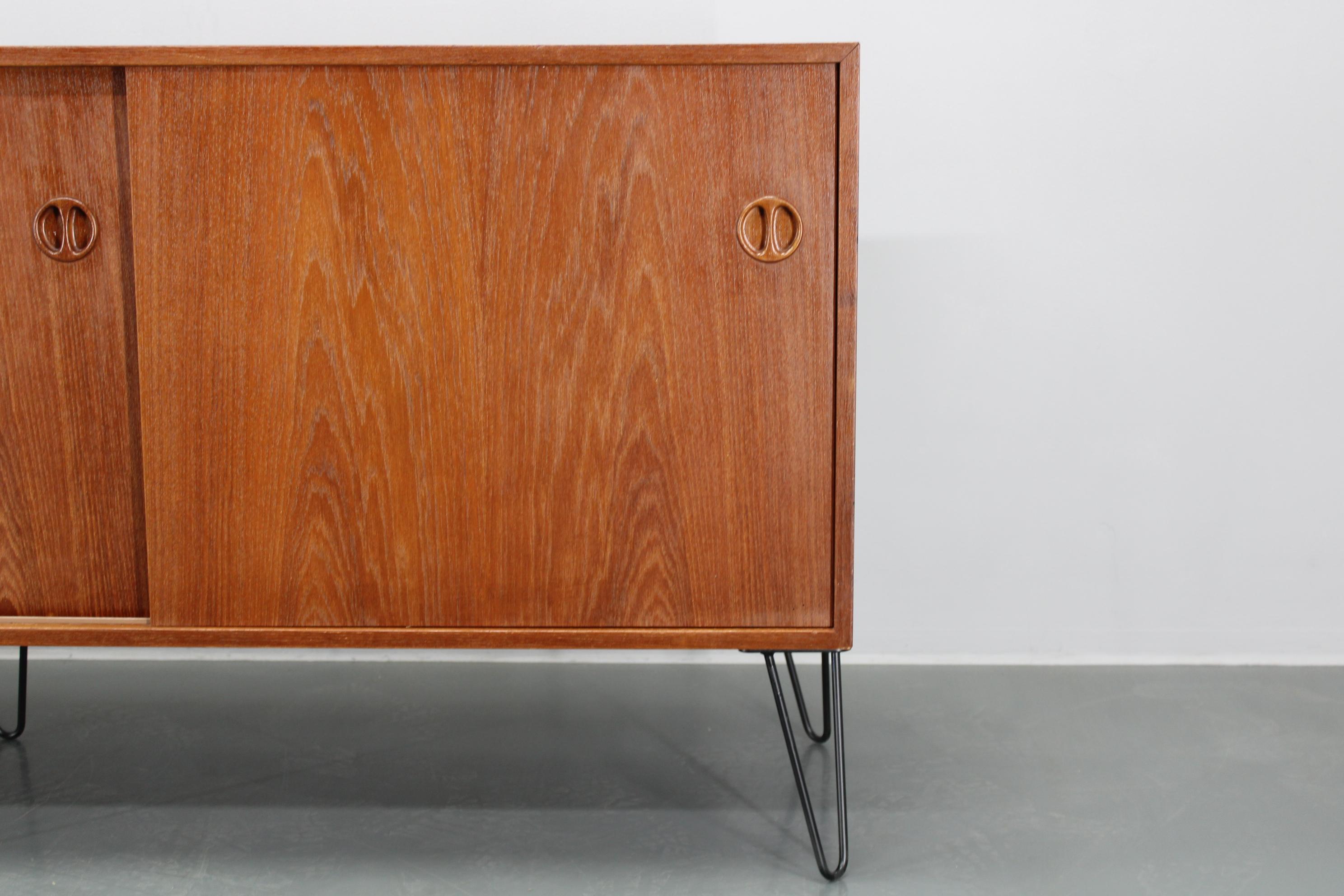 Credenza in teak riciclata del 1960 In condizioni buone in vendita a Praha, CZ