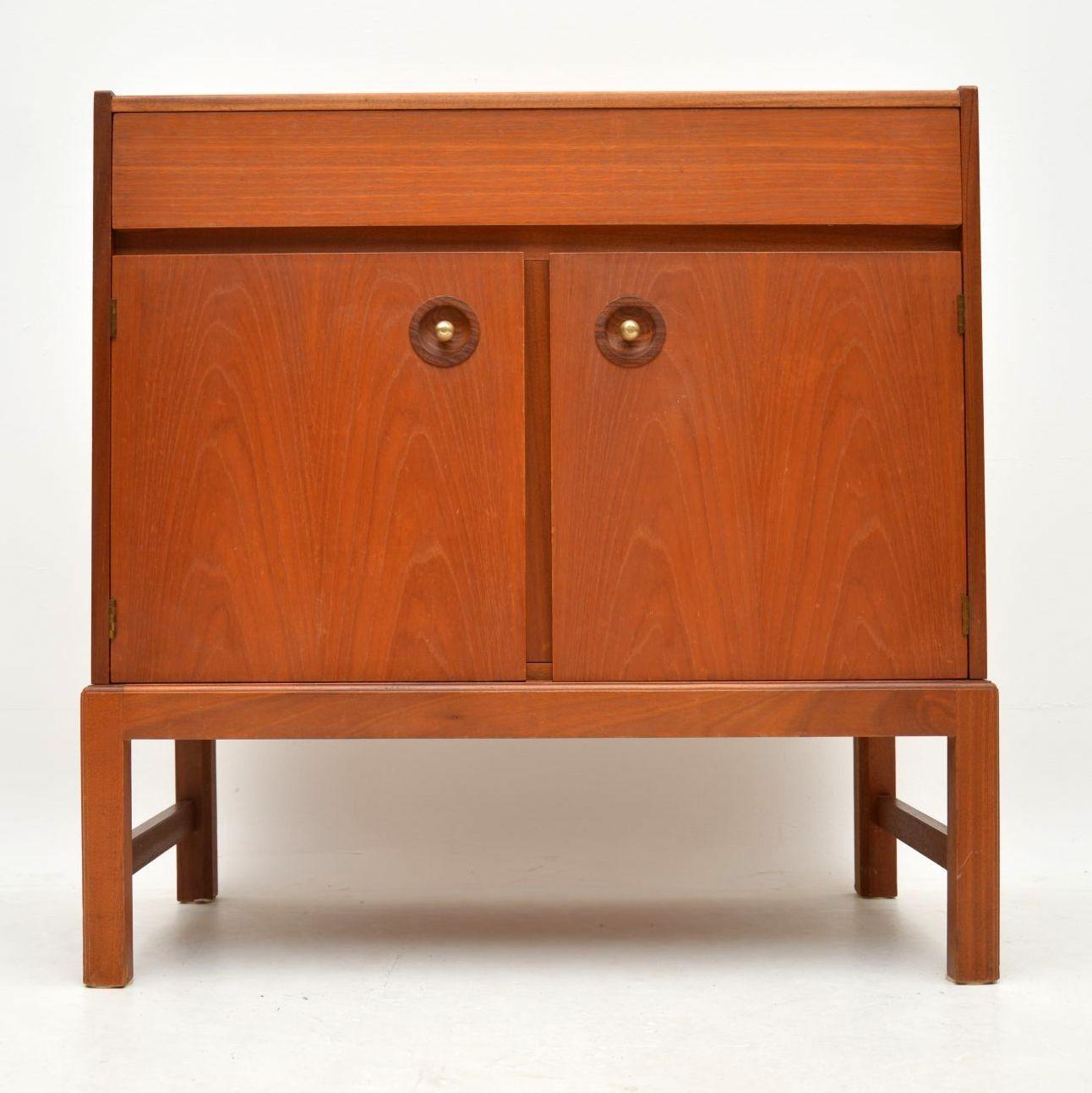 A stylish, very well made and practical little cabinet in teak, this was made by McIntosh, it dates from the 1960s. The condition is excellent for its age, there is just some minor wear to the polish on the top.

Measure: Width – 75 cm, 30
