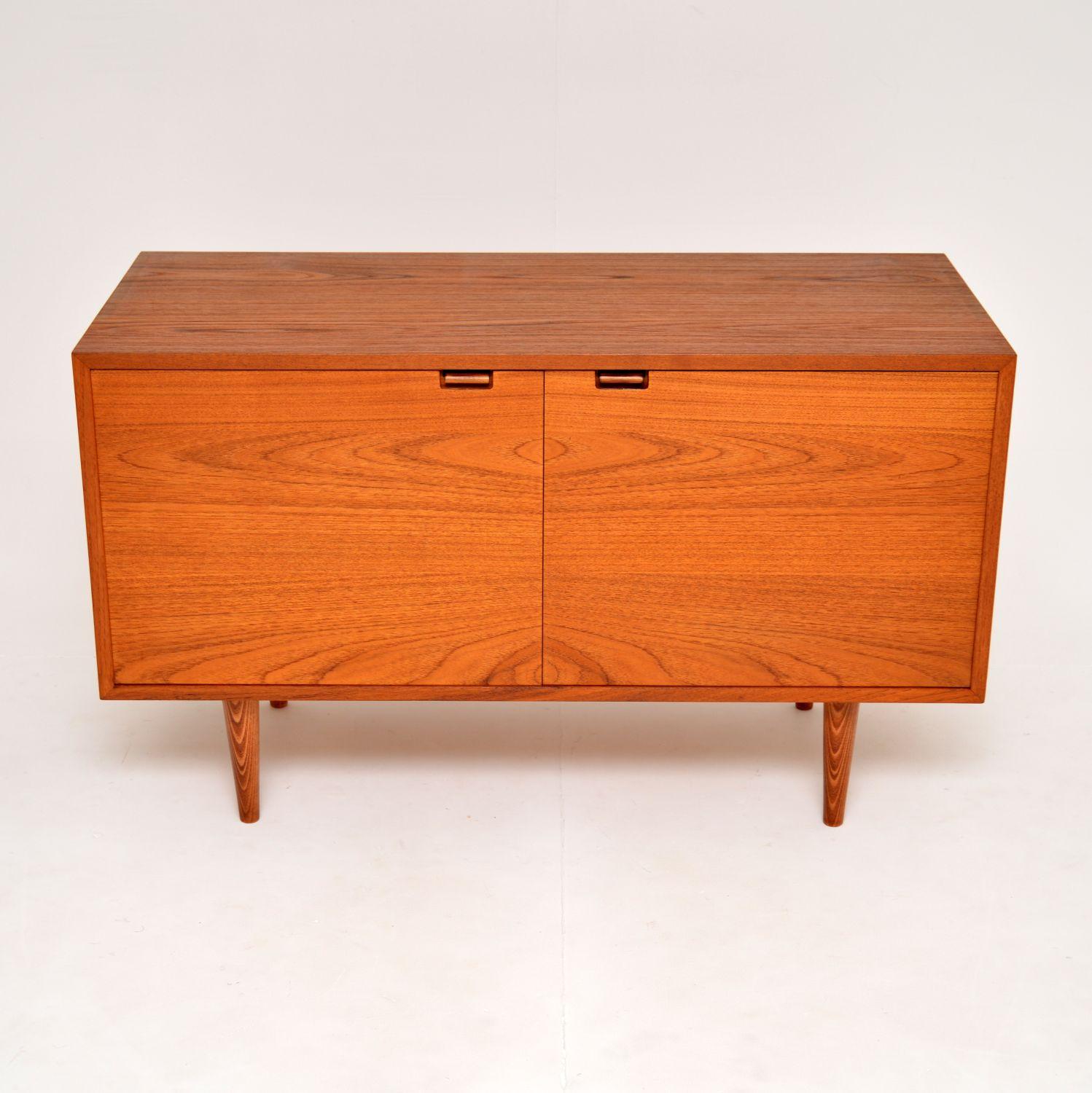 1960's Teak Vintage Sideboard / Cabinet In Good Condition In London, GB