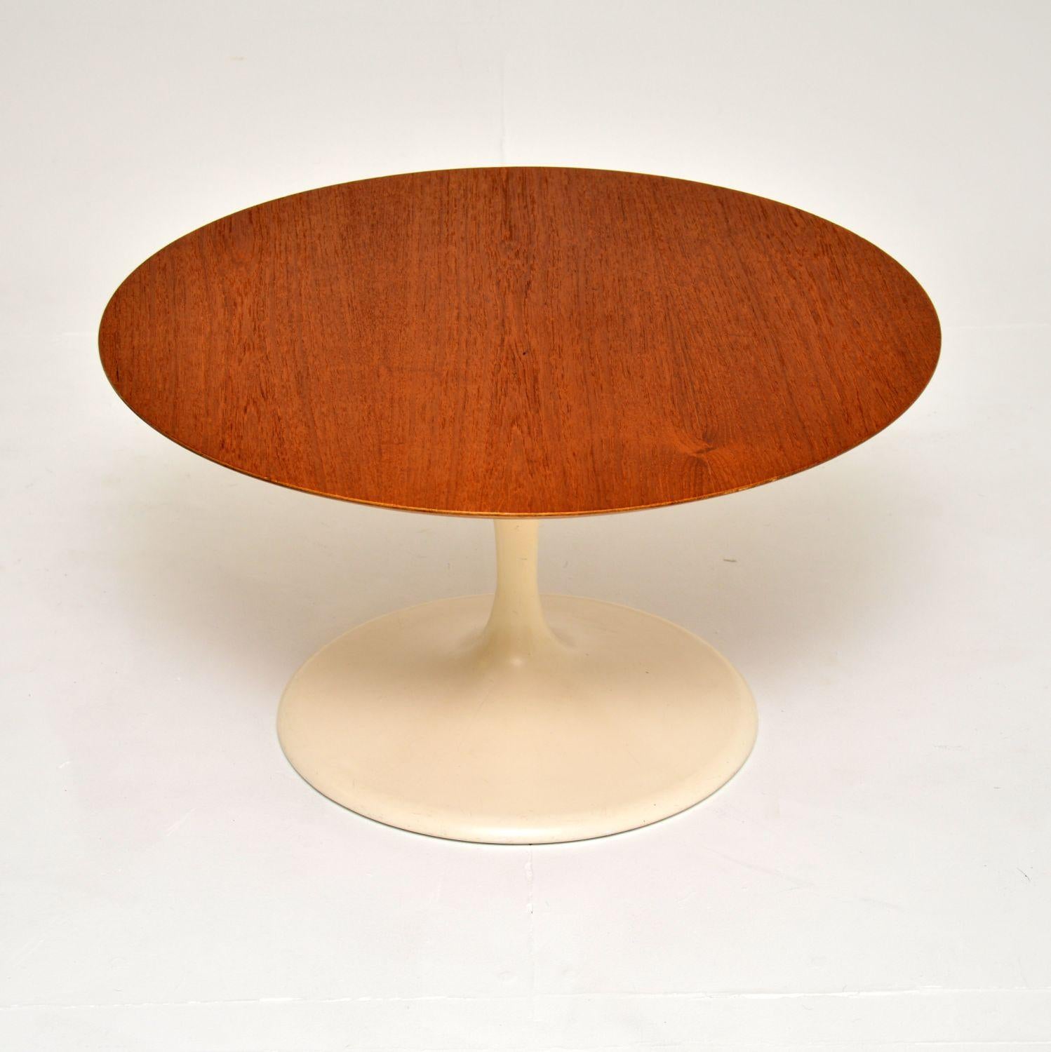 A stylish and iconic vintage coffee table in teak with an off white metal tulip base. This was made in England, it dates from around the 1960’s. It is of excellent quality, with beautiful teak grain patterns on the top and a very sturdy, well cast