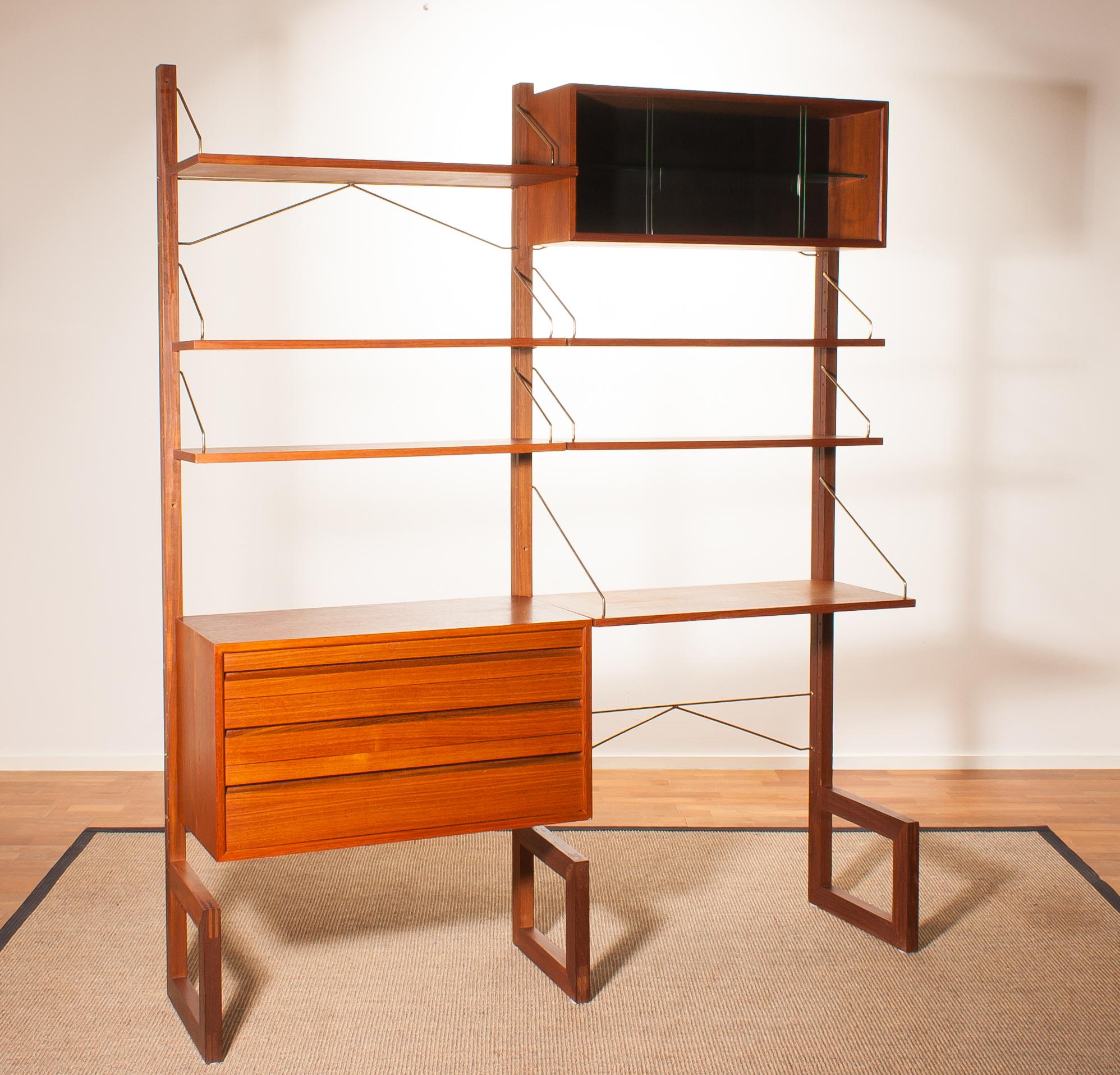 A beautiful and rare freestanding wall unit designed by Poul Cadovius for Cado, Denmark.
This cabinet is made of teak.
The system includes three standing free supports (H 197 cm, D 40 cm), one writing shelf (D 37 cm, W 80 cm), four bookshelves (D