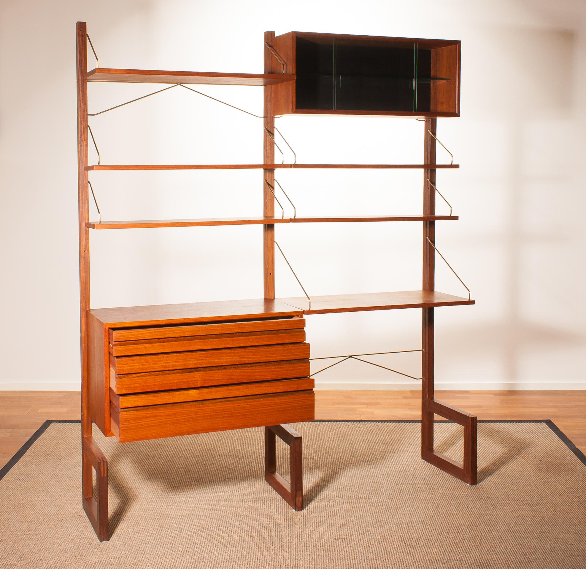 A beautiful and rare freestanding wall unit designed by Poul Cadovius for Cado, Denmark.
This cabinet is made of teak.
The system includes three standing free supports (H 197 cm, D 40 cm), one writing shelf (D 37 cm, W 80 cm), four bookshelves (D