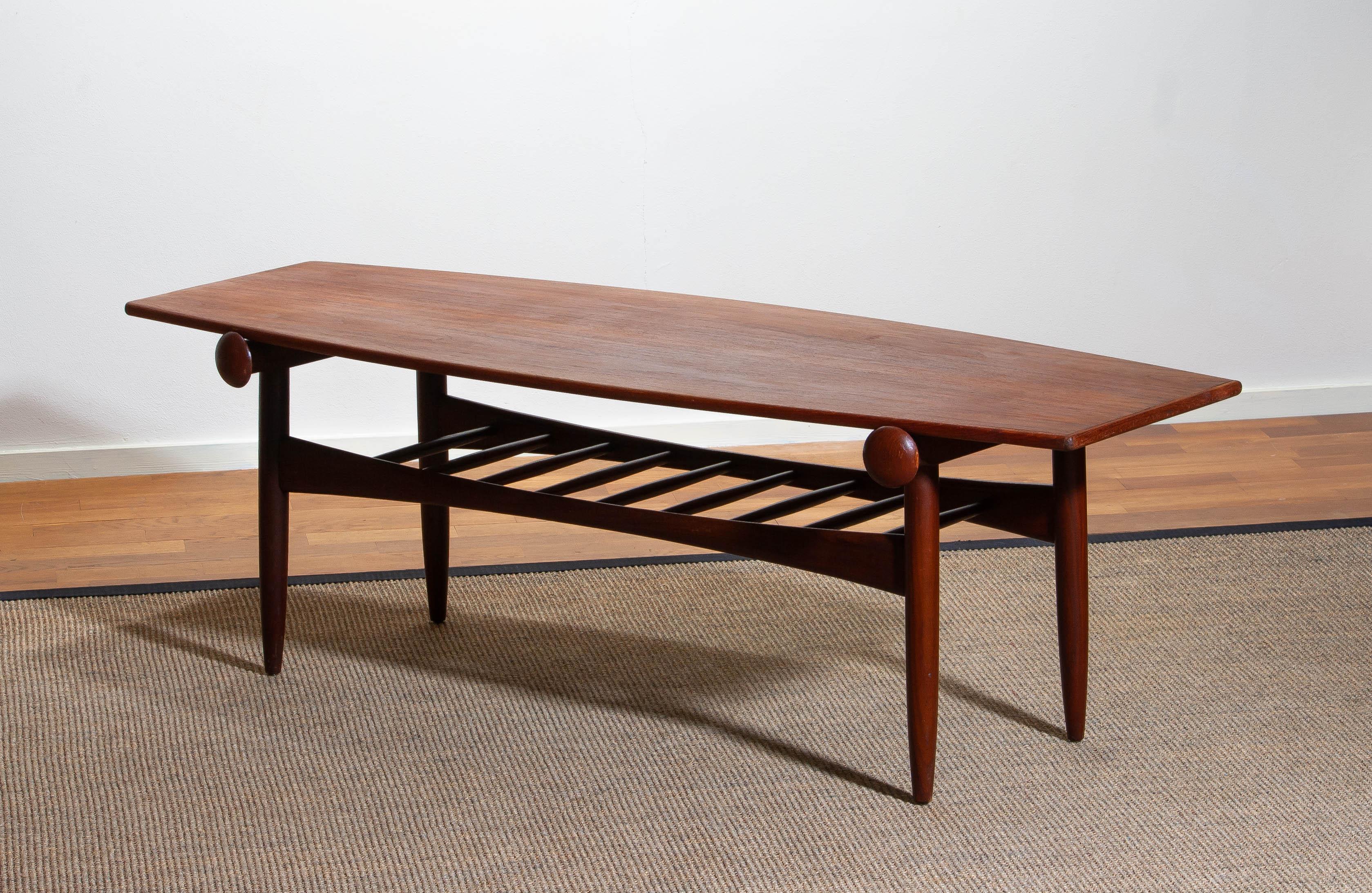 Mid-Century Modern 1960s, Teak Walnut Reversible Ellipse Surfboard Coffee Table, Italy