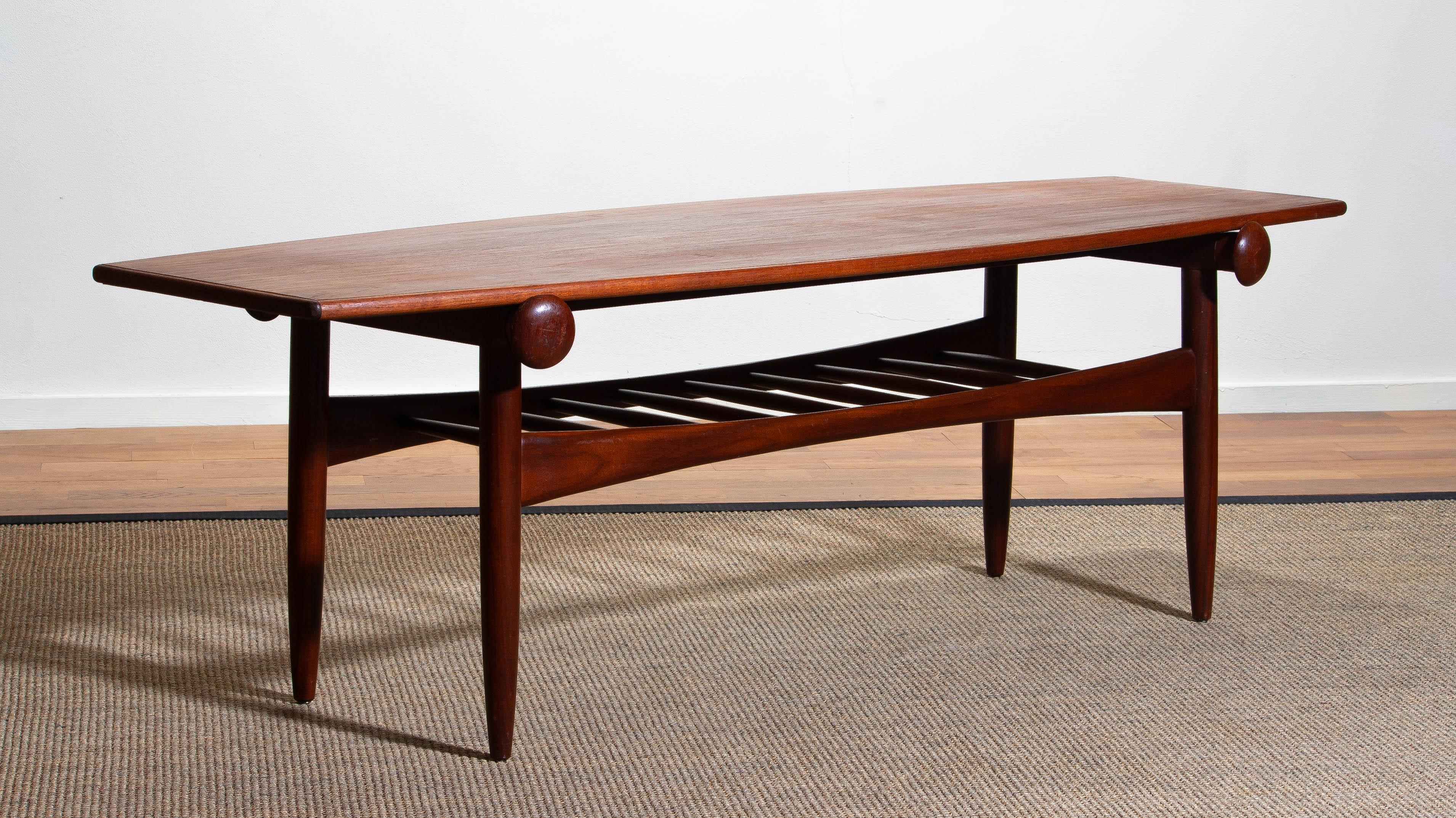 Formica 1960s, Teak Walnut Reversible Ellipse Surfboard Coffee Table, Italy