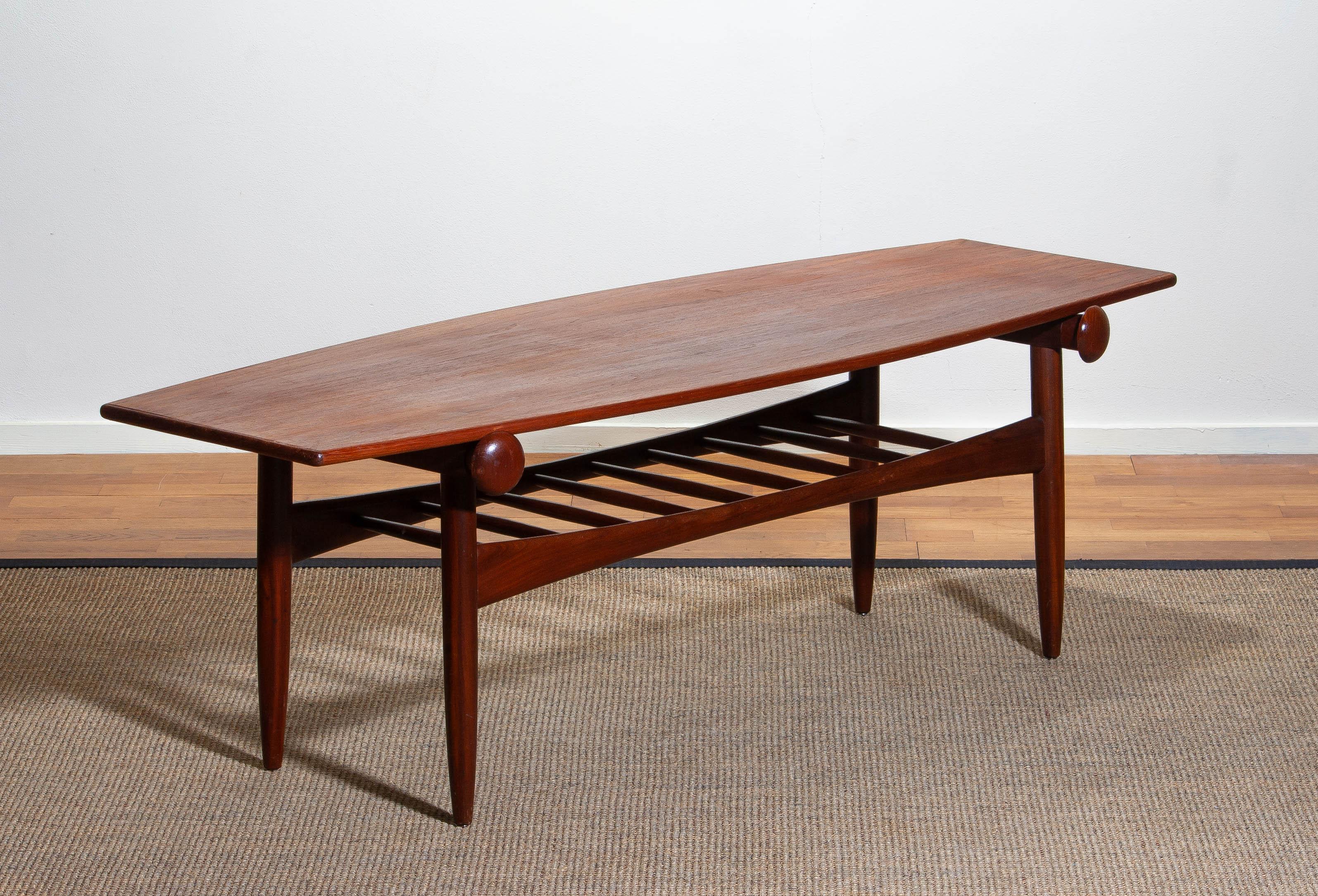 Beautiful teak and walnut coffee table from the 1960s.
The ellipse / surfboard shaped tabletop is reversible so you can choose the top
in white Formica or in teak.
The overall condition is good.