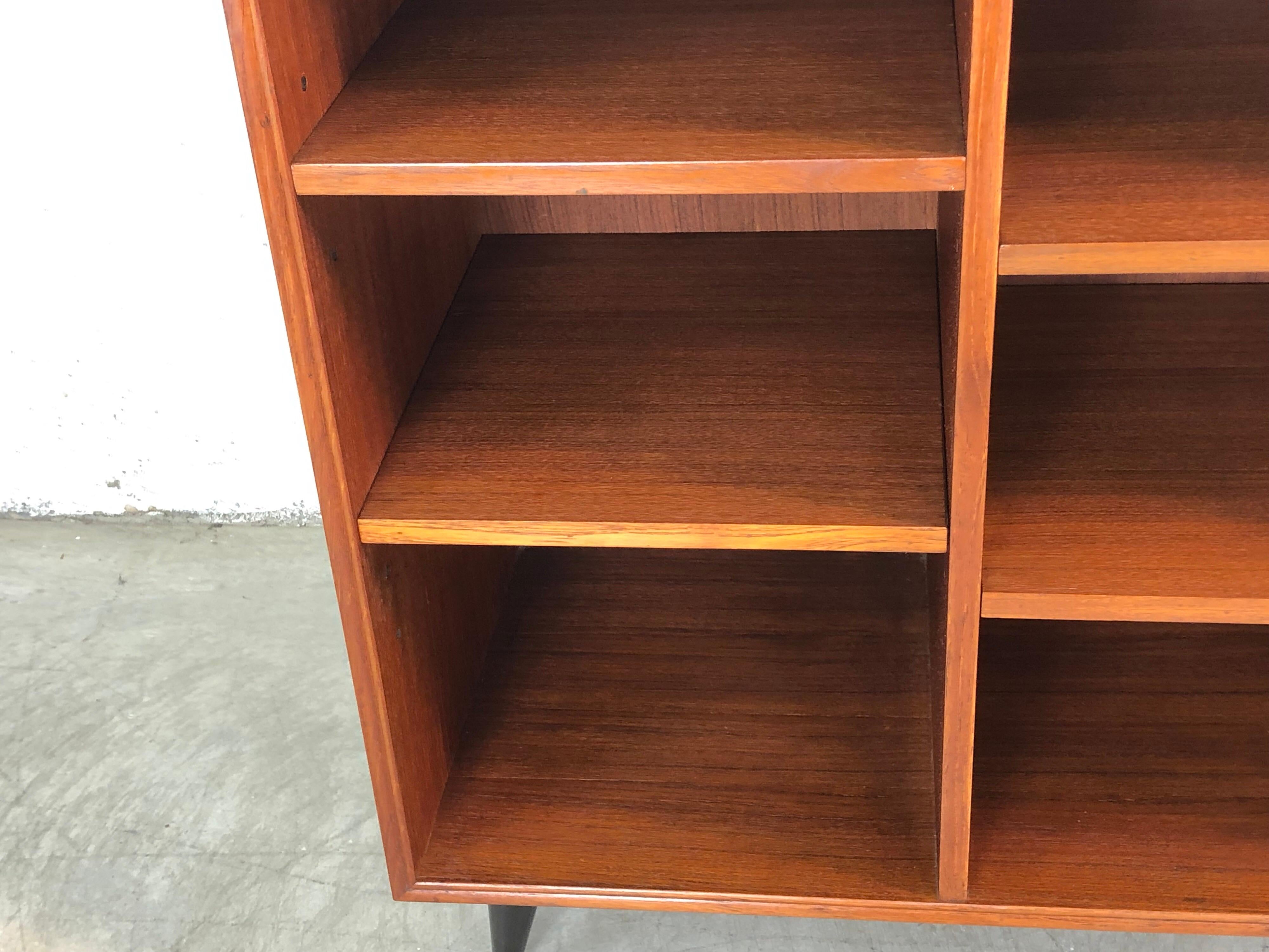 1960s Teak Wood Adjustable Shelf Bookcase In Good Condition In Amherst, NH