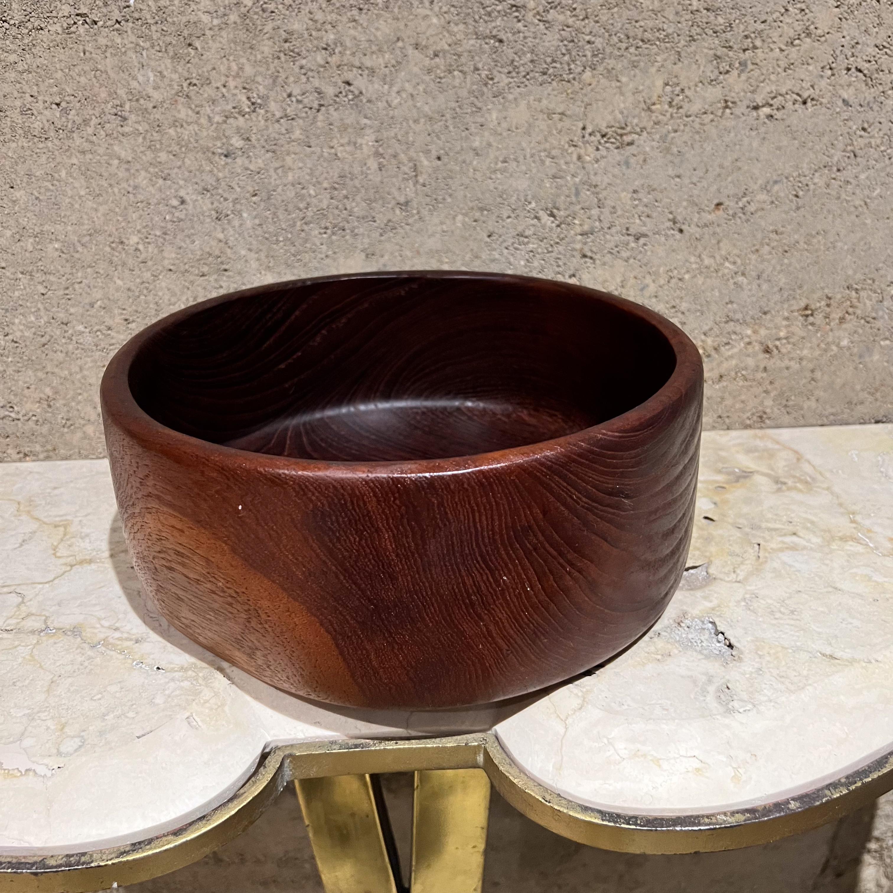 Ciotola moderna danese in legno di teak stile Dansk of Denmark
Non segnato
4 H. x 10 D.
Condizioni vintage usate Fare riferimento alle immagini.