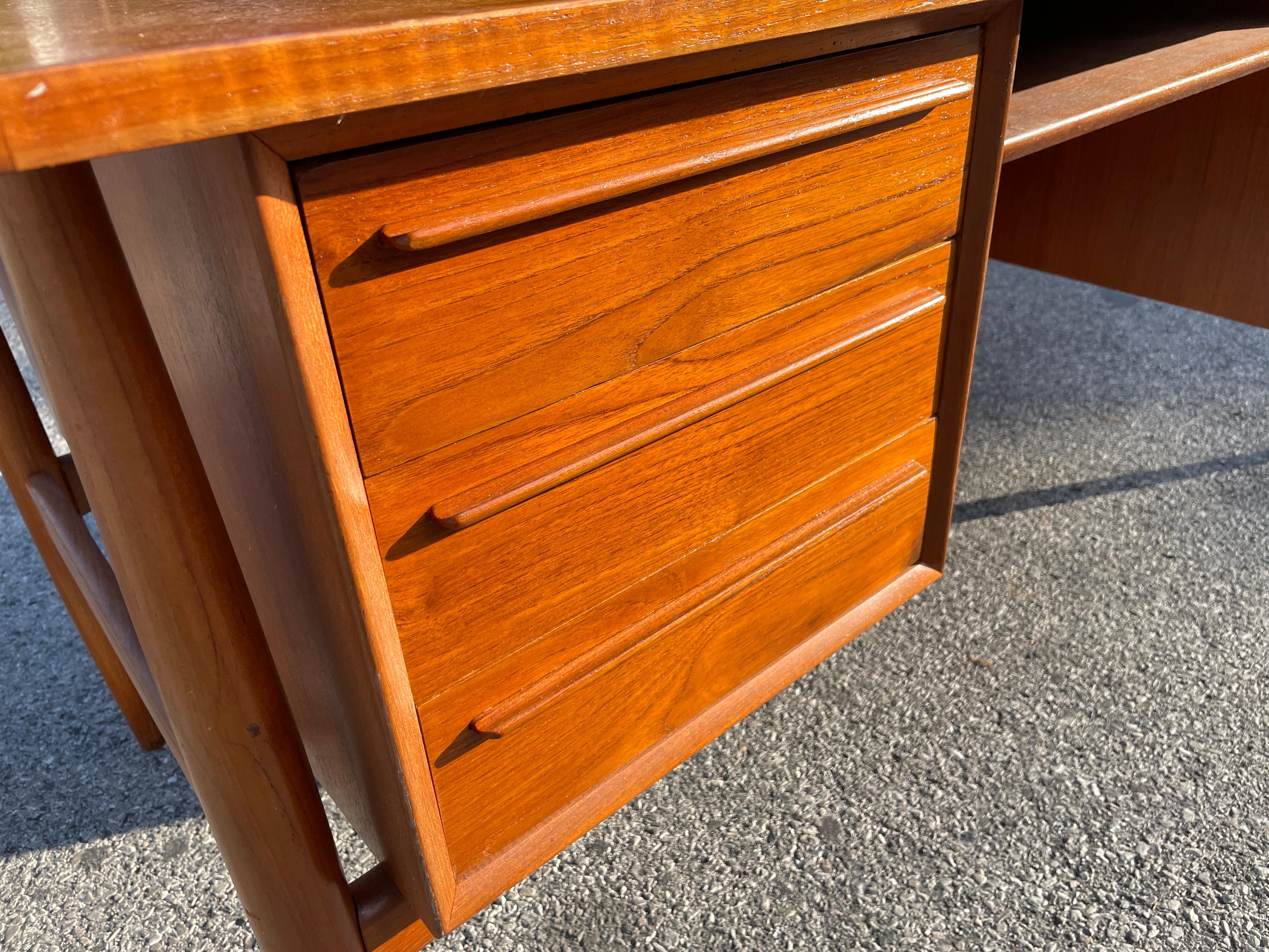 1960s Teak Wood Executive Desk by Arne Vodder for H.P. Hansen For Sale 4