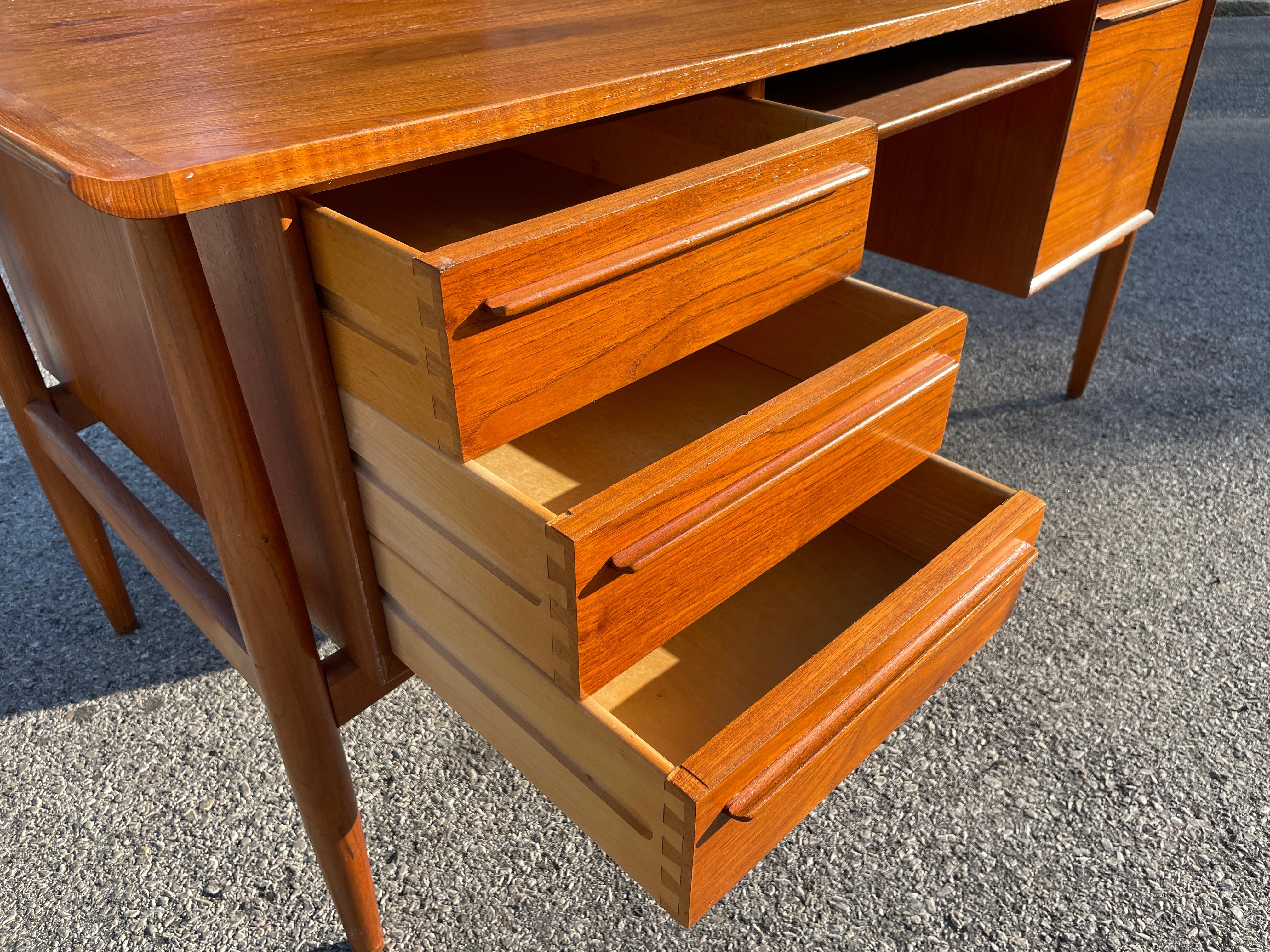 1960s Teak Wood Executive Desk by Arne Vodder for H.P. Hansen For Sale 5