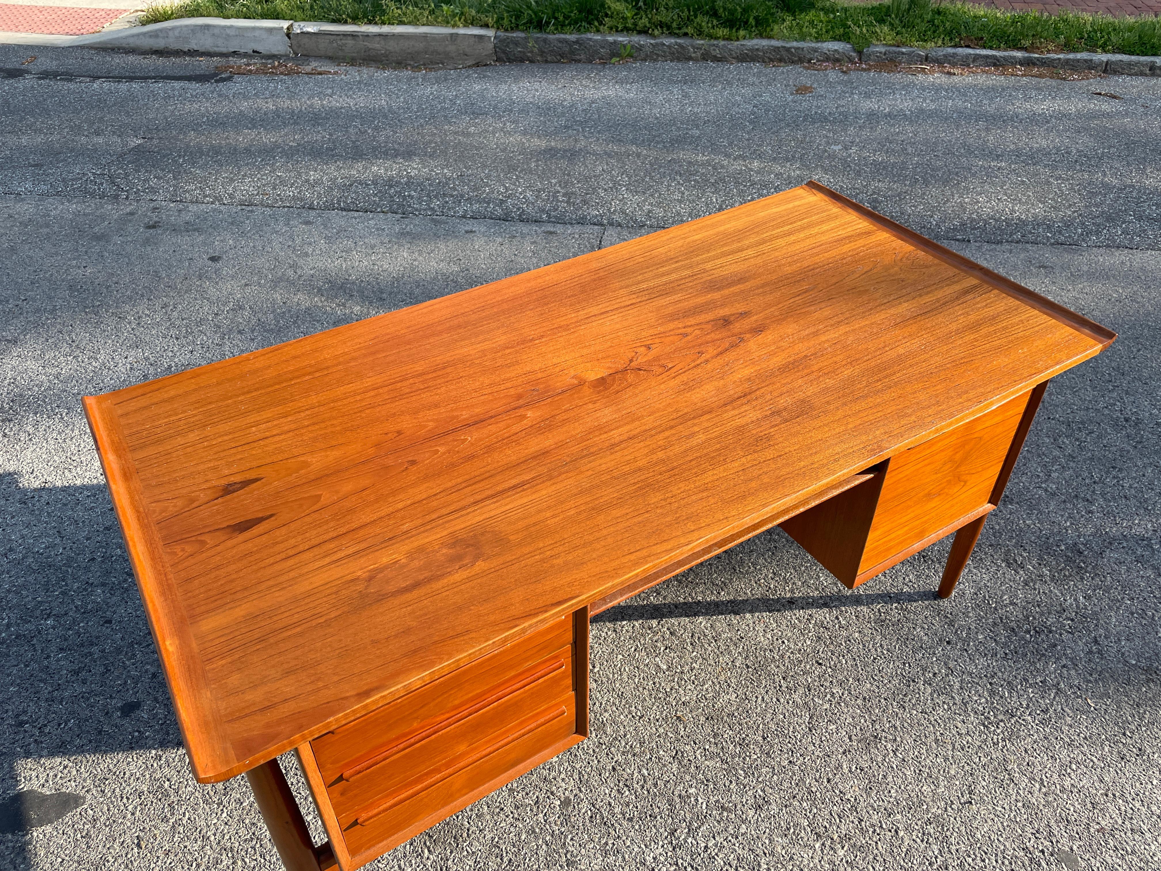 Scandinavian Modern 1960s Teak Wood Executive Desk by Arne Vodder for H.P. Hansen For Sale