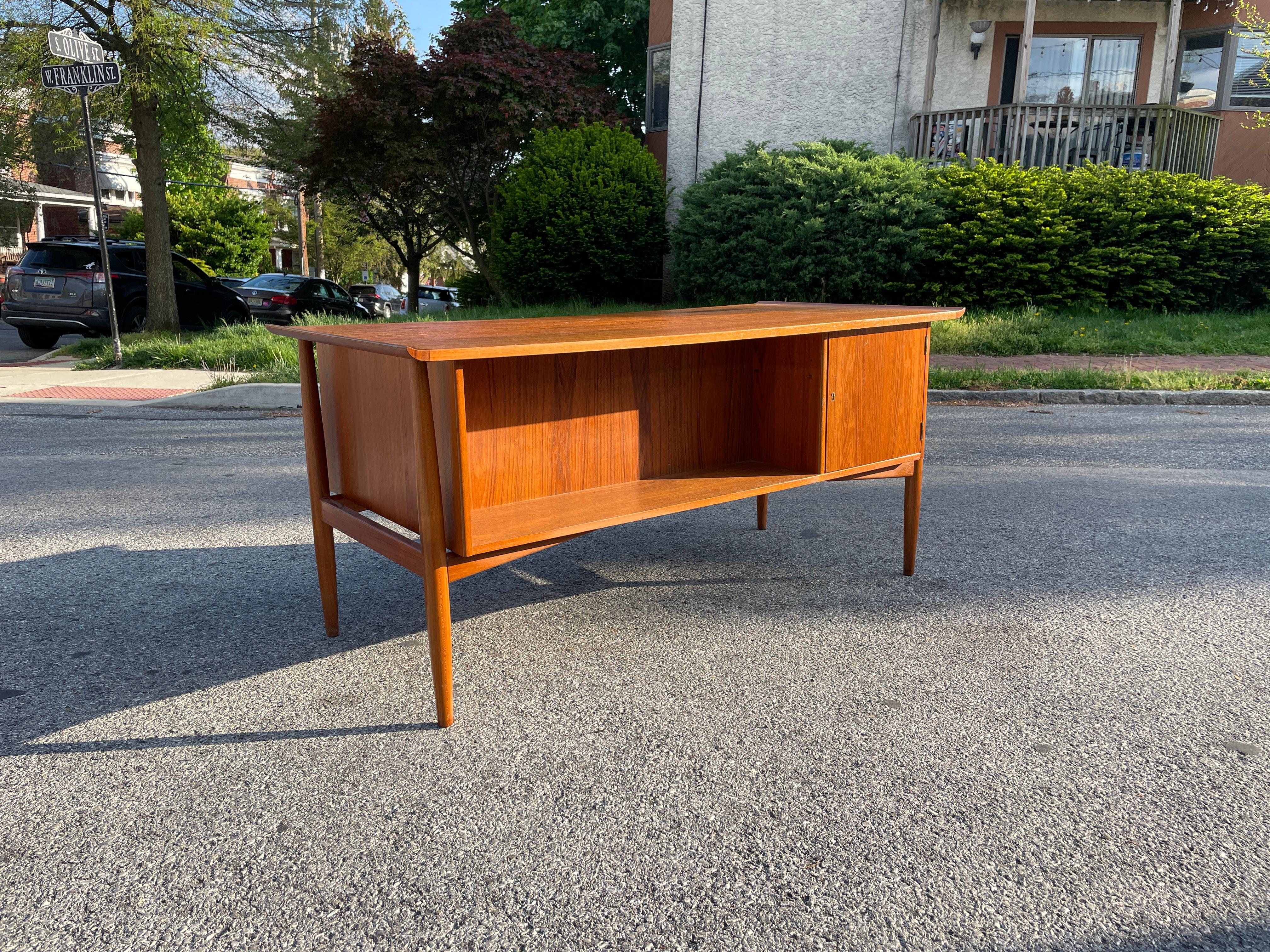 Danish 1960s Teak Wood Executive Desk by Arne Vodder for H.P. Hansen For Sale