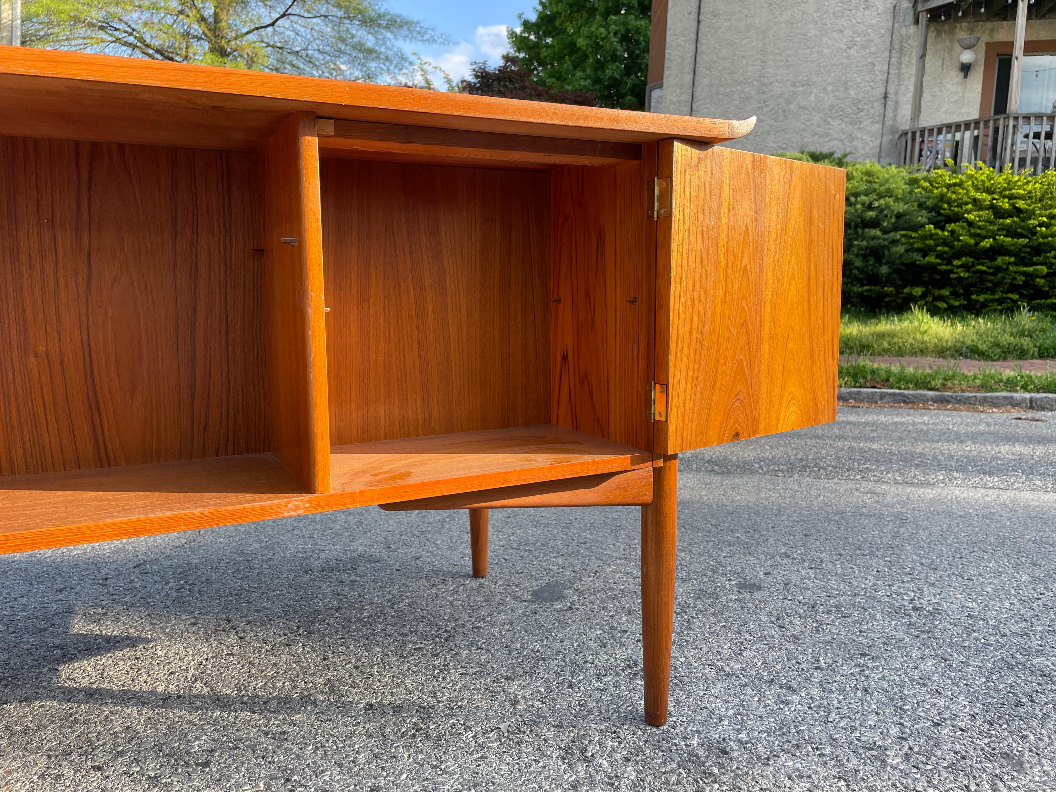 Danish 1960s Teak Wood Executive Desk by Arne Vodder for H.P. Hansen For Sale