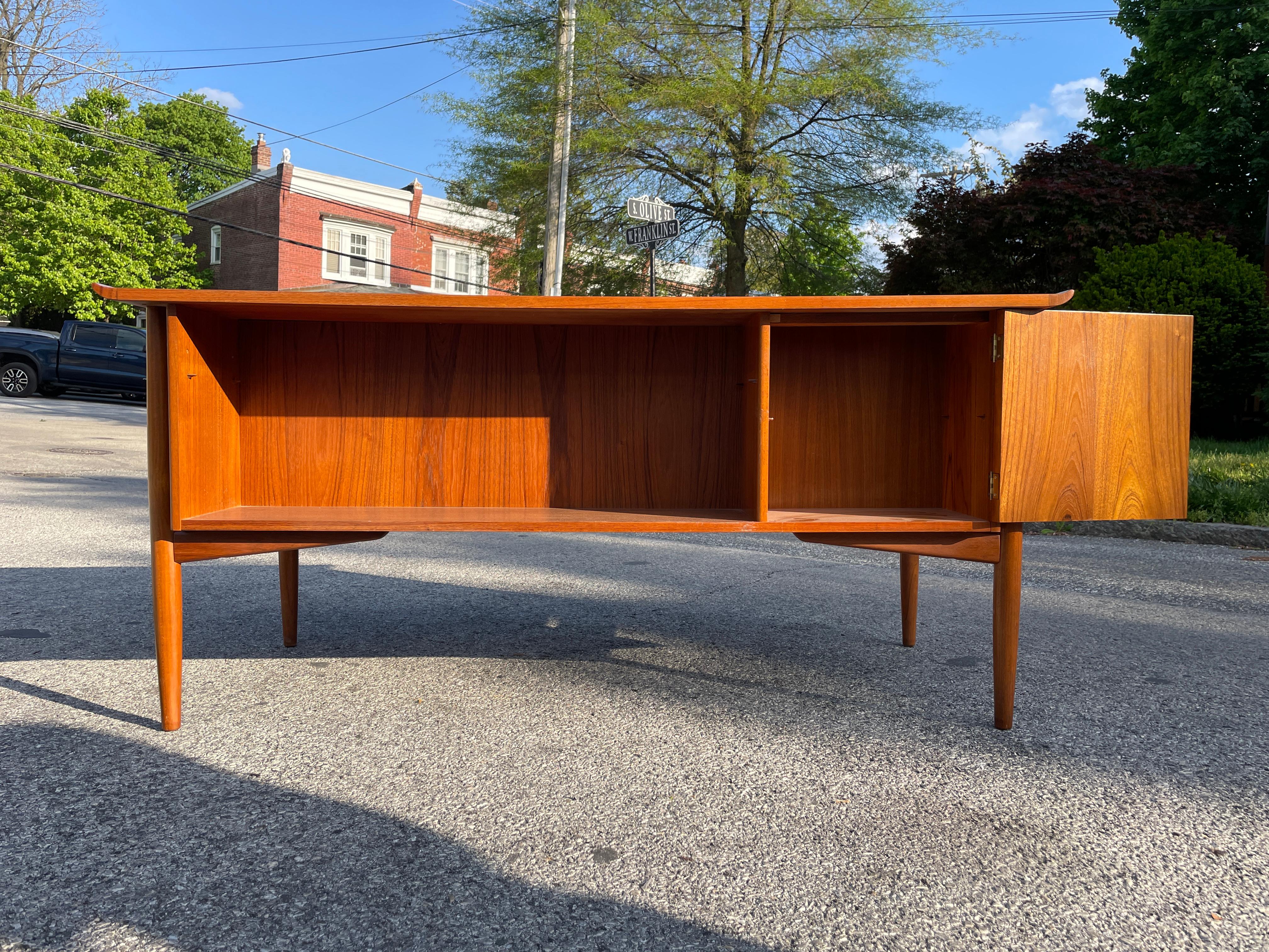 1960s Teak Wood Executive Desk by Arne Vodder for H.P. Hansen In Excellent Condition For Sale In Media, PA