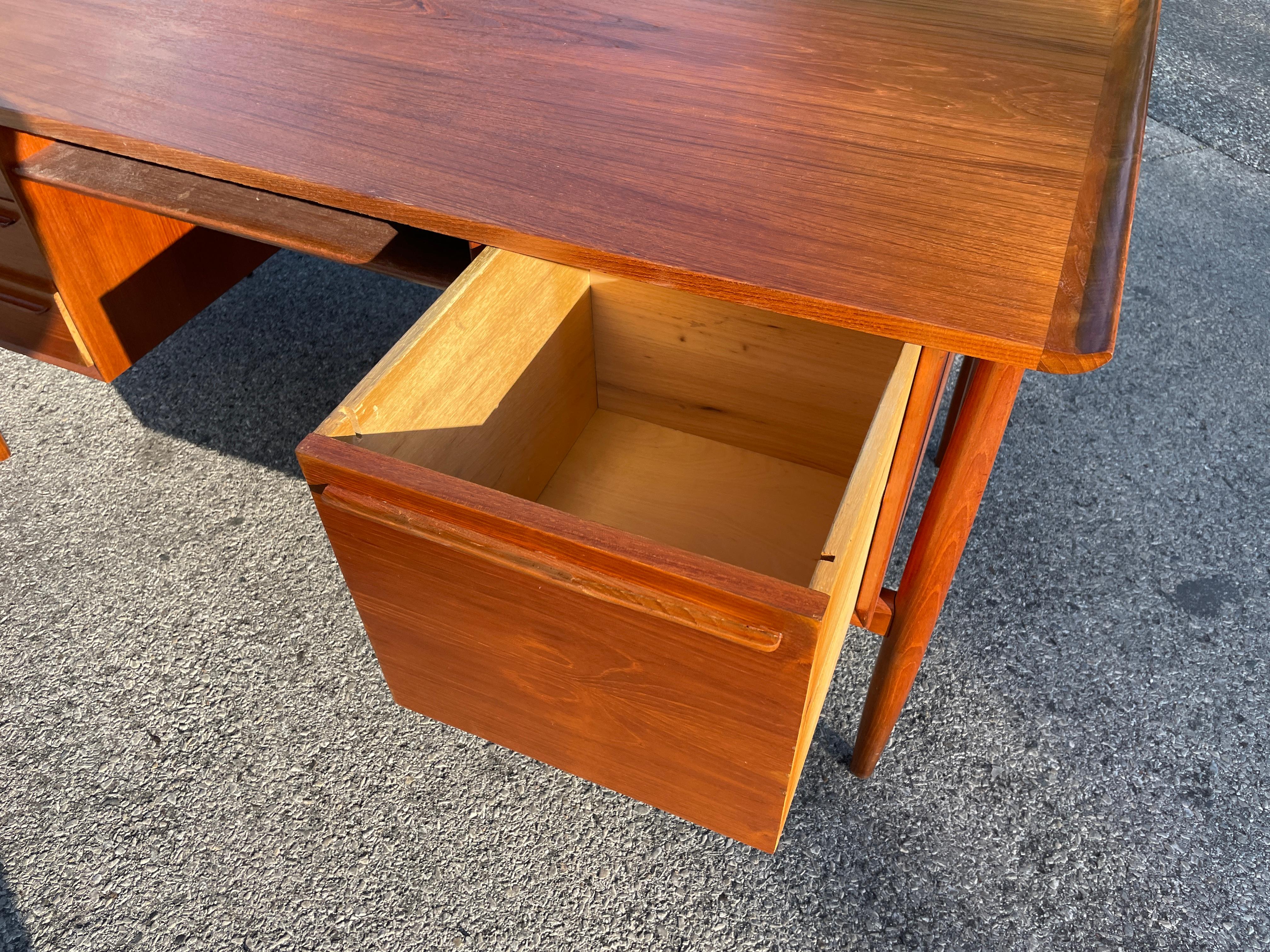 1960s Teak Wood Executive Desk by Arne Vodder for H.P. Hansen For Sale 1