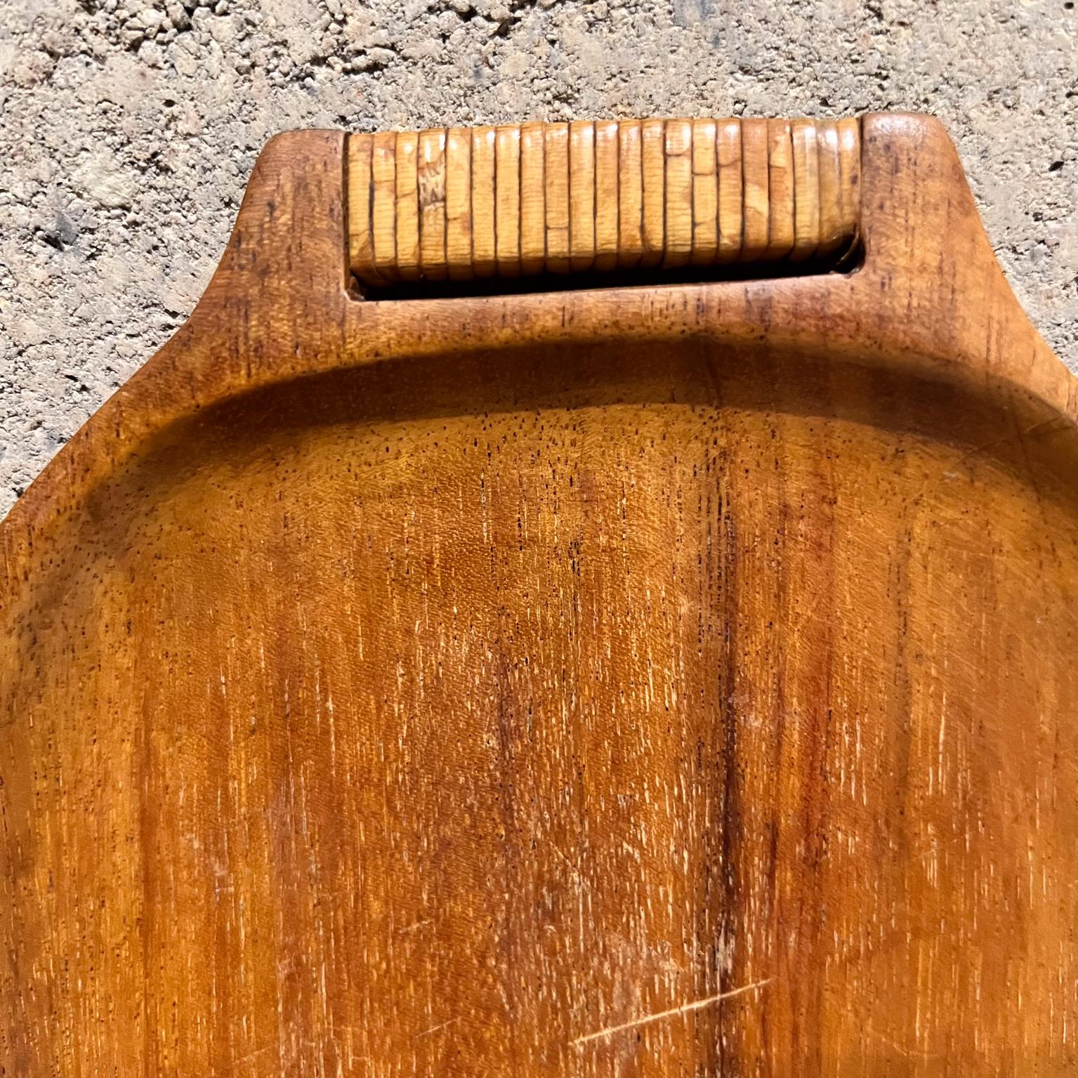 Bandeja de servir de madera de teca de los años 60 Mango de caña en venta 6