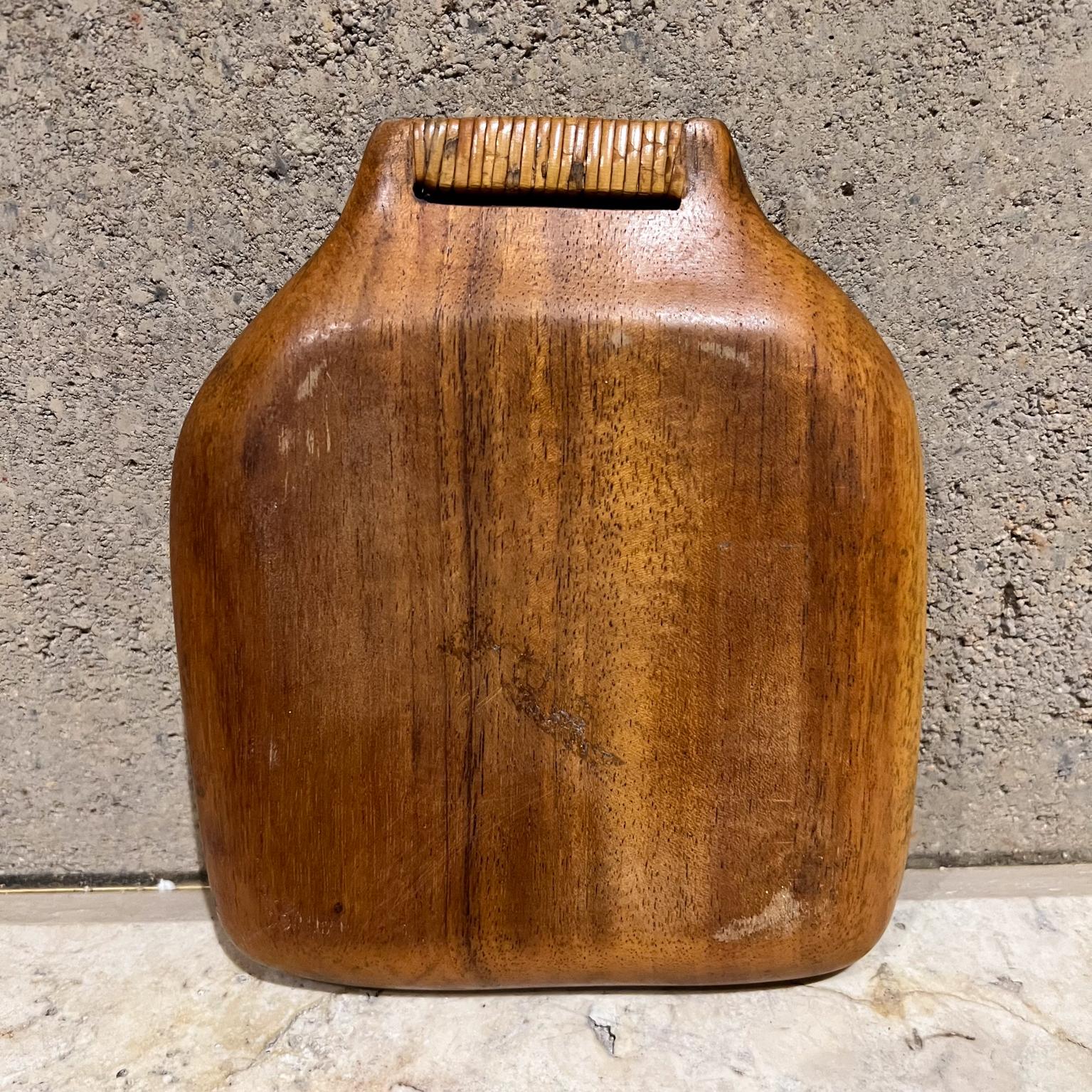 Bandeja de servir de madera de teca de los años 60 Mango de caña en venta 7