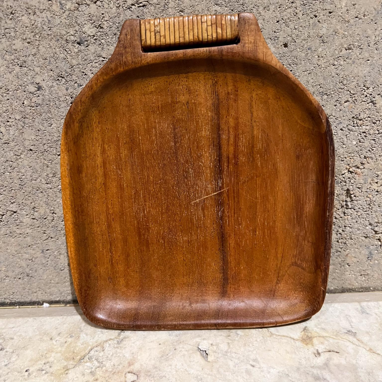 Bandeja de servir de madera de teca de los años 60 Mango de caña mediados del siglo XX en venta
