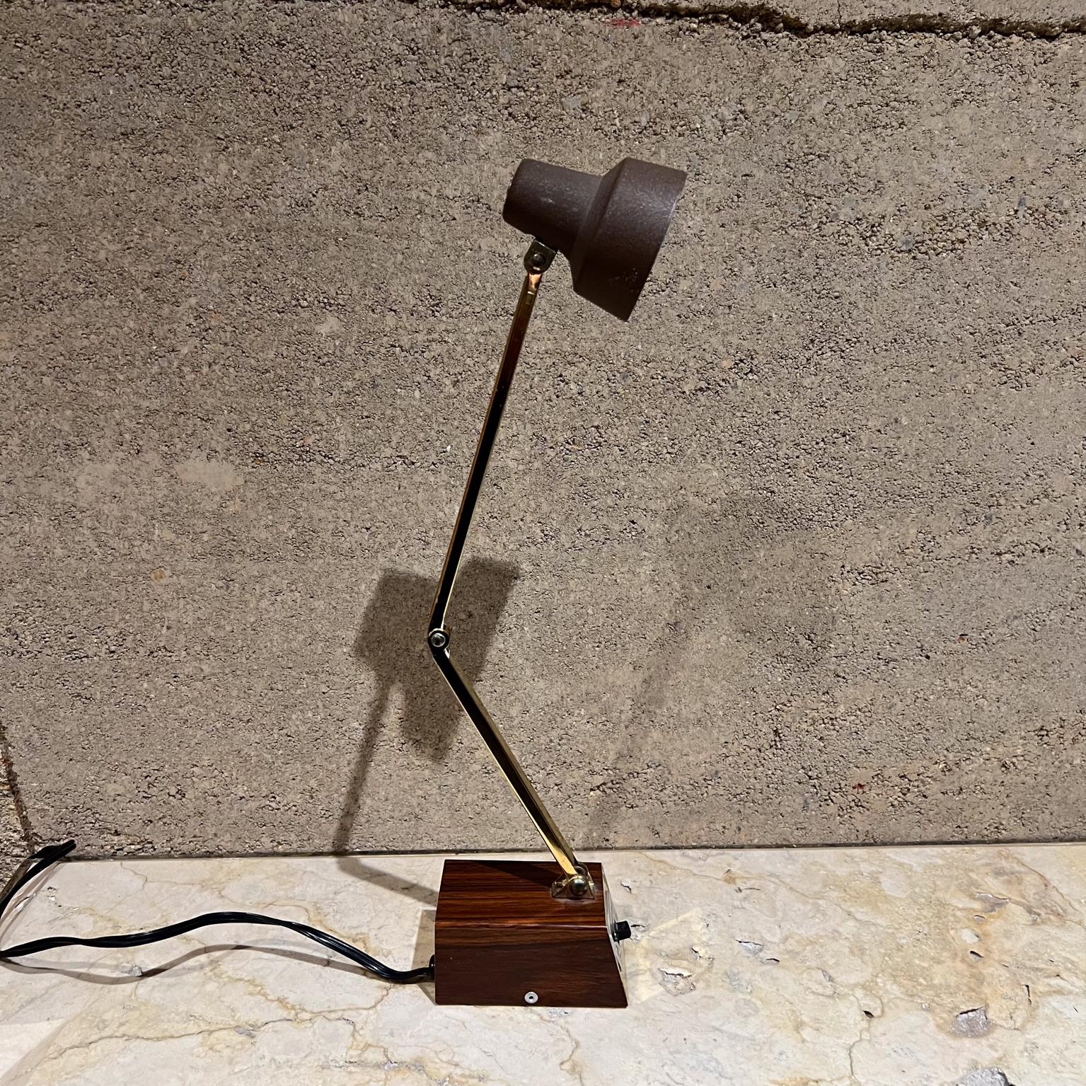 AMBIANIC präsentiert
Tensor Lighting Co Boston MA 
Schreibtischlampe Vintage woodgrain
Hohe Intensität Mini Swivel 1500 aus Hongkong
16,75 H x 2,5 B x 3,75 T
Getestet und funktionstüchtig, guter unrestaurierter Vintage-Zustand.
Siehe alle Bilder.
