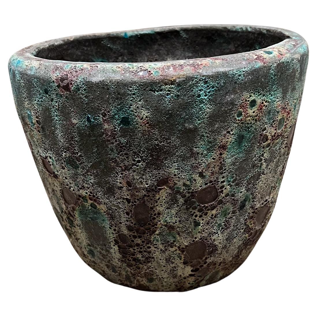 Jardinera de terracota esmaltada con lava verde volcánica de los años 60