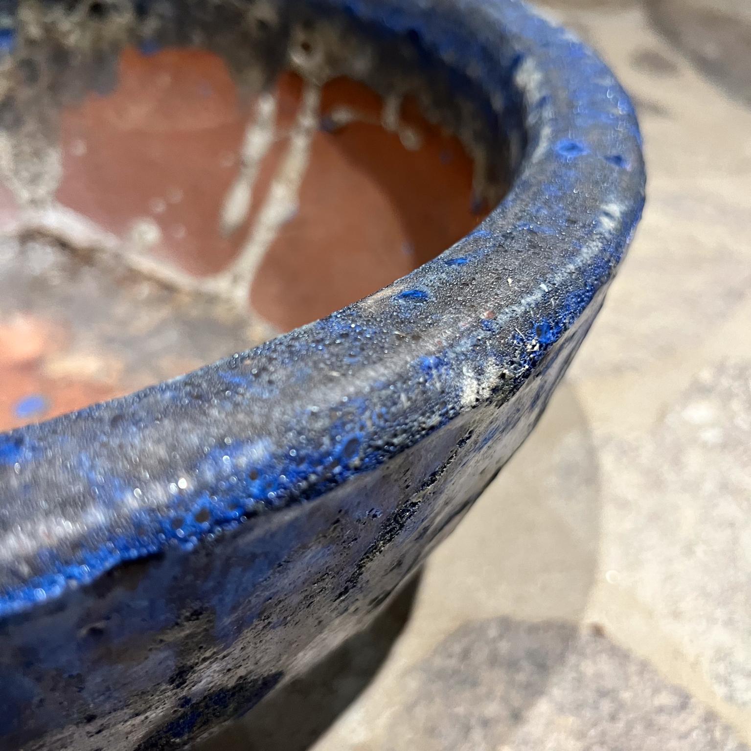 1960er Jahre Terrakotta Vulkanische Lava glasiert Großer Blauer Übertopf im Angebot 3