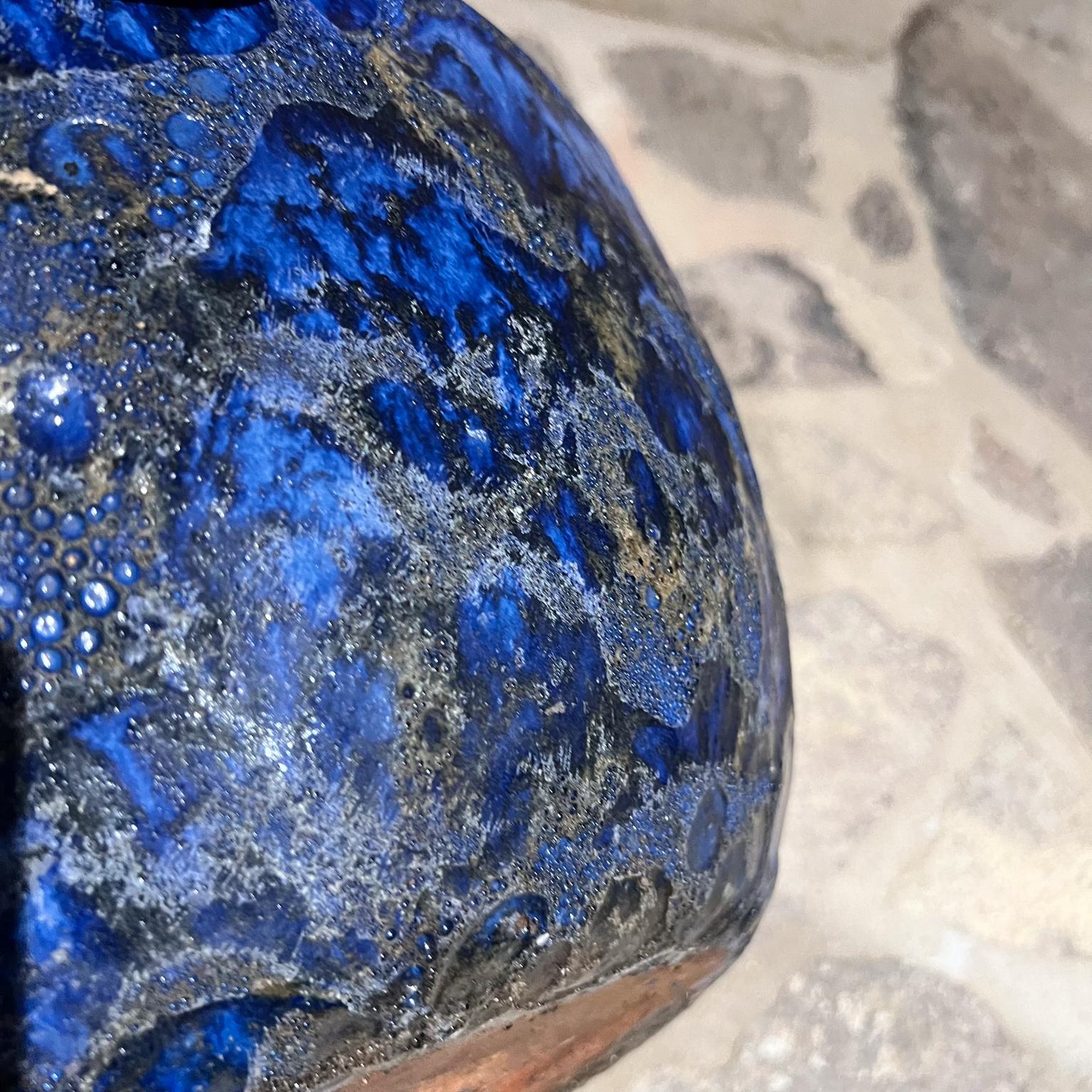 
1960er Jahre Terrakotta Vulkanische Lava glasiert Großer Blauer Übertopf
7,5 h x 17,25 Durchmesser
kein Label
Stil, der der Architekturtöpferei zugeschrieben wird
Original gebrauchter Jahrgang
Siehe alle Bilder für Details.
