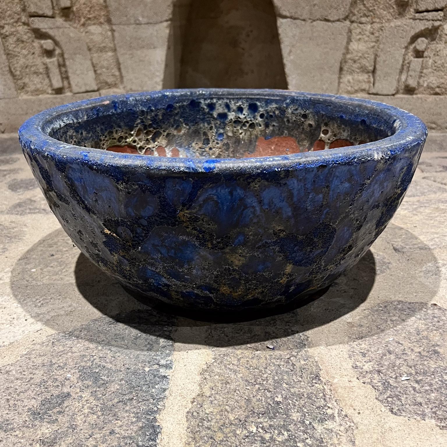 1960er Jahre Terrakotta Vulkanische Lava glasiert Großer Blauer Übertopf im Zustand „Gut“ im Angebot in Chula Vista, CA