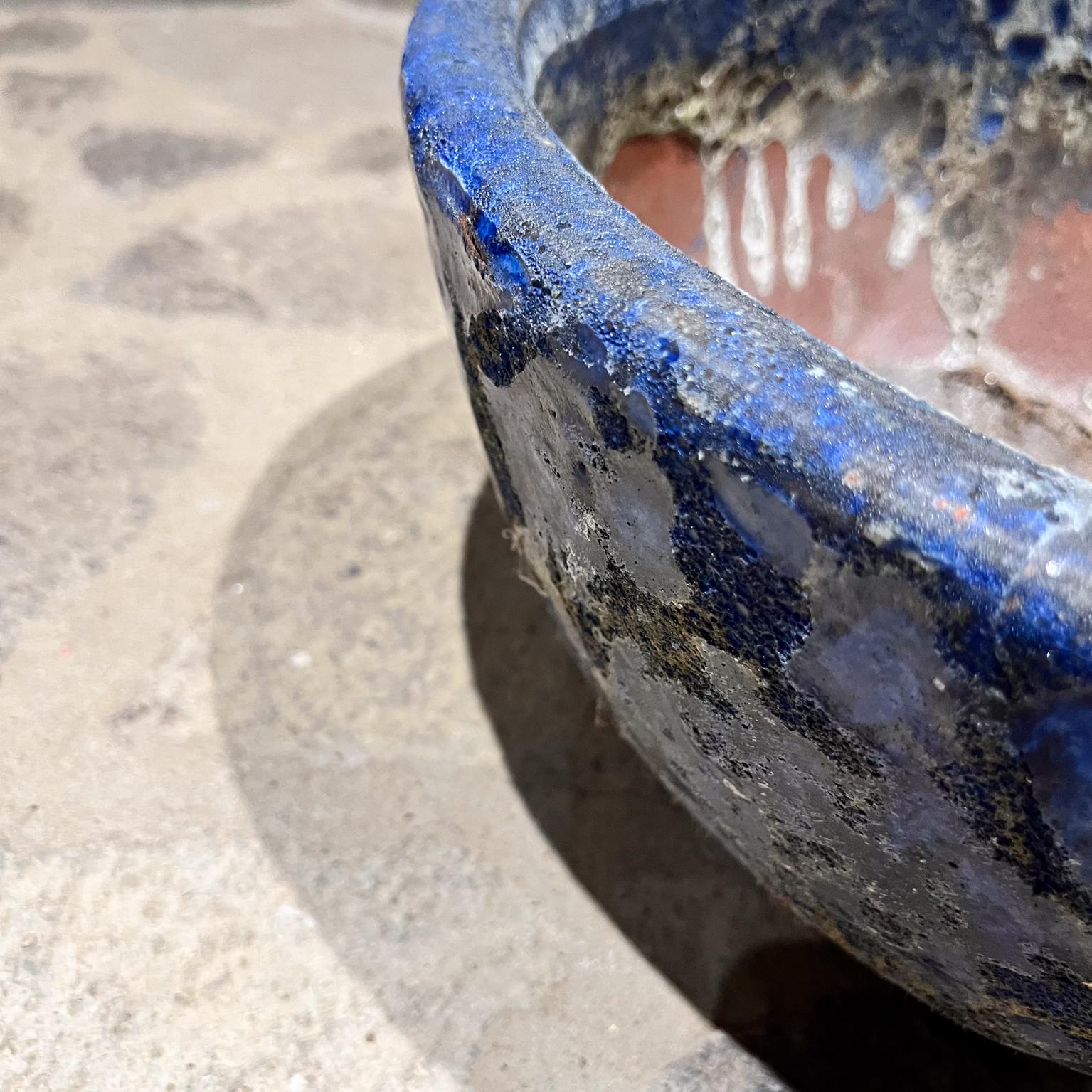1960er Jahre Terrakotta Vulkanische Lava glasiert Großer Blauer Übertopf (Töpferwaren) im Angebot