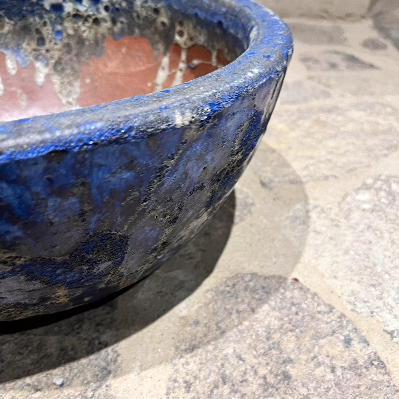 1960er Jahre Terrakotta Vulkanische Lava glasiert Großer Blauer Übertopf im Angebot 1