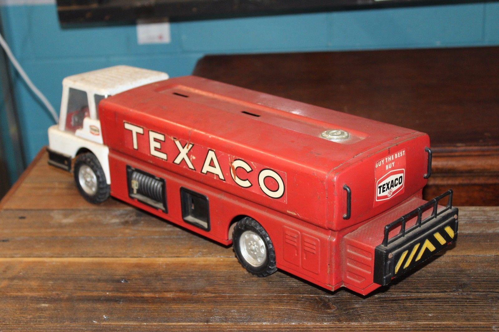 1960s Texaco Oil Gas Metal Toy Tanker Truck In Fair Condition In Orange, CA