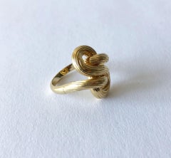 1960er Jahre Texturierter 14 Karat Gold Liebesknoten Cocktail Ring